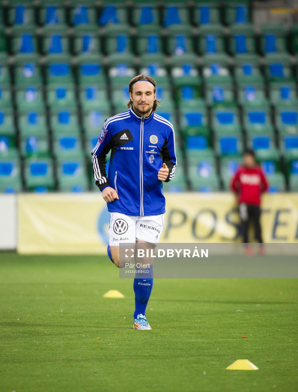 Sundsvalls Kevin Walker värmer upp innan fotbollsmatchen i