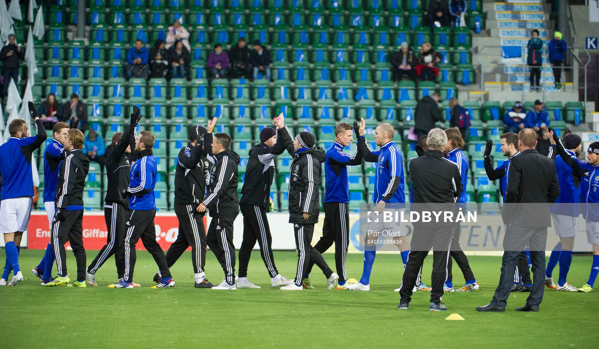 Sundsvalls värmer upp innan fotbollsmatchen i Superettan
