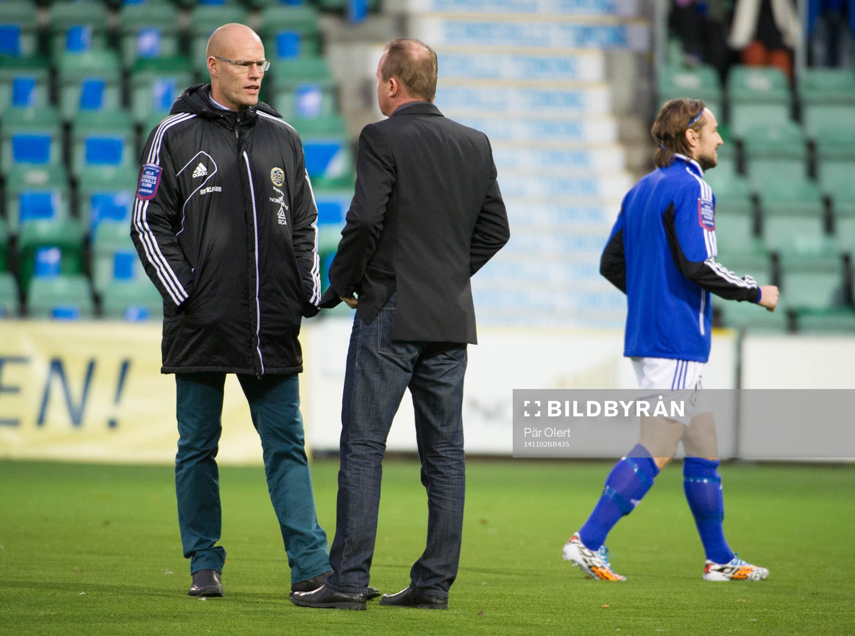 Sundsvalls tränare Roger Franzén och tränare Joel Cedergren  innan fotbollsmatchen i Superettan mellan Sundsvall och Landskrona den 2 November 2014 i Gävle.