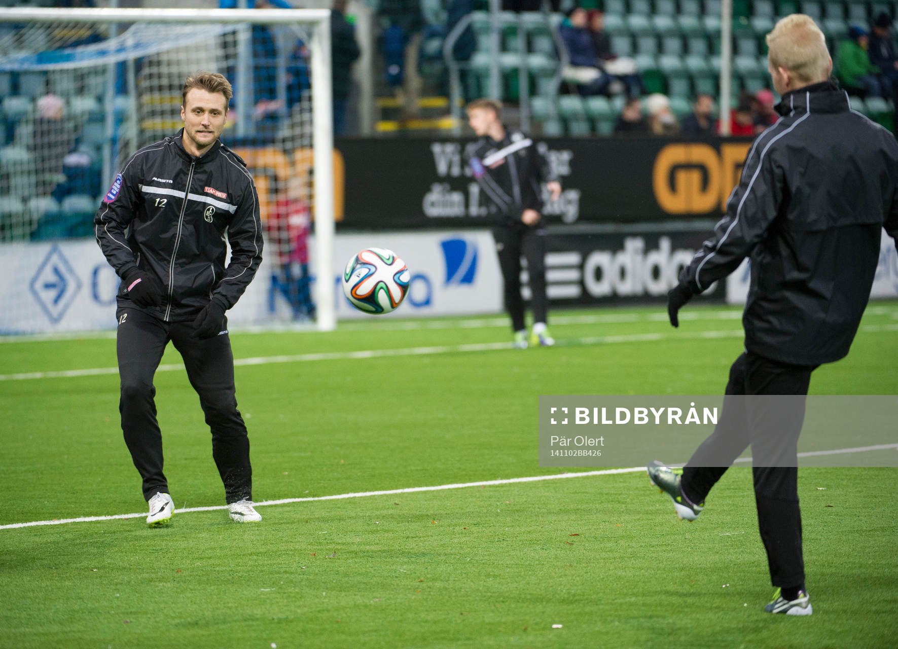Landskronas Niclas Rønne värmer upp innan fotbollsmatchen