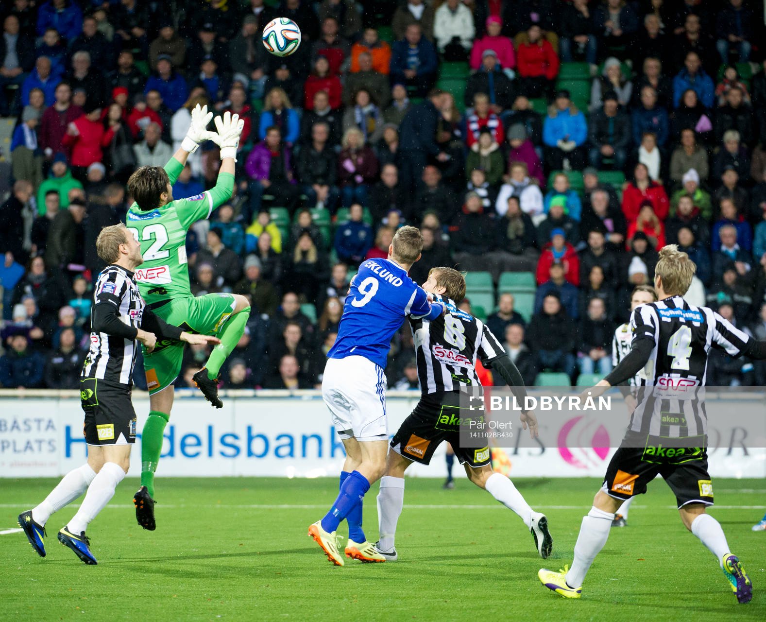 Landskronas målvakt Niklas Uddenäs räddar hörna under fotbollsmatchen i Superettan mellan Sundsvall och Landskrona den 2 November 2014 i Gävle.