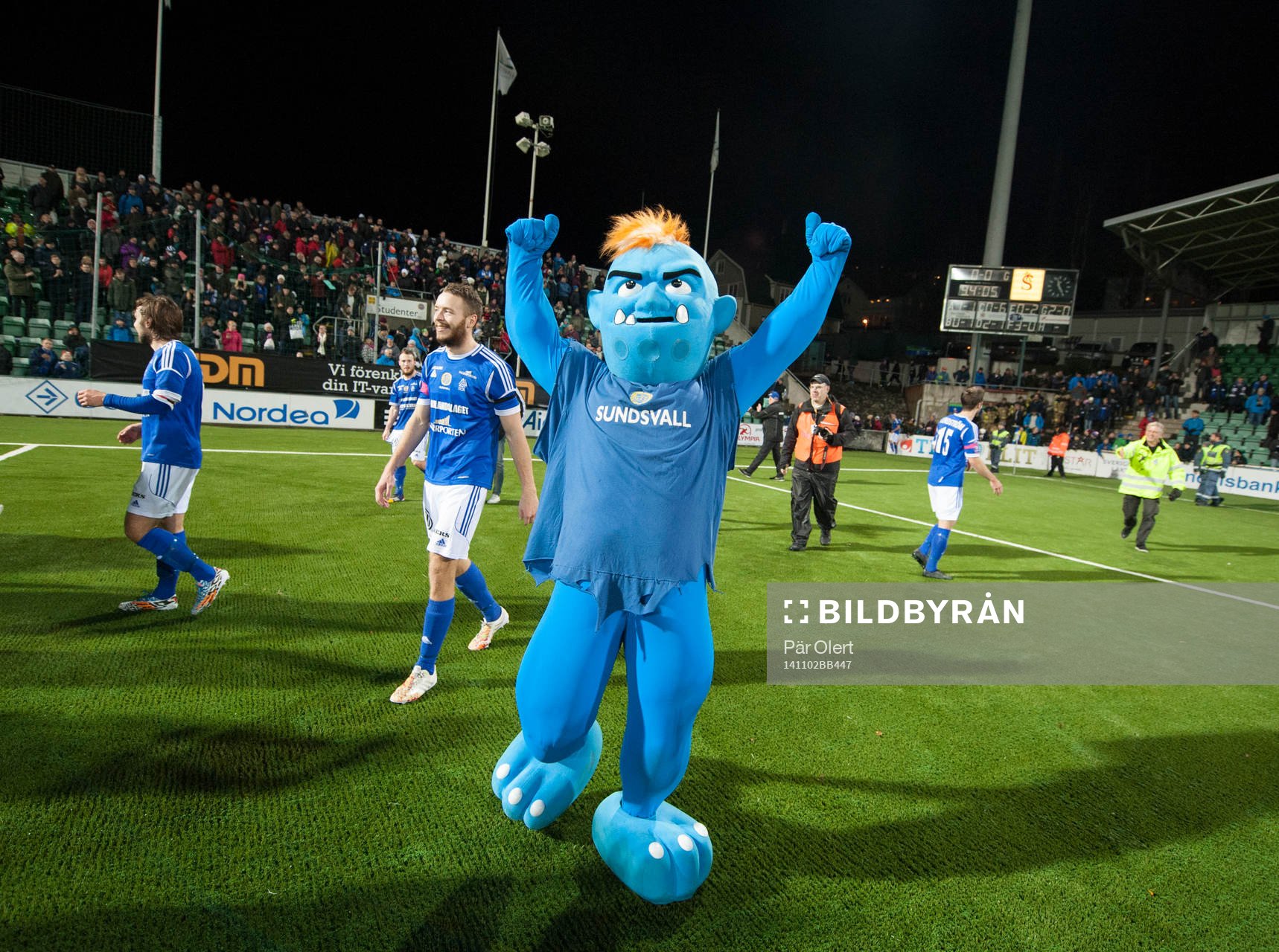 Sundsvalls maskot Giffern jublar