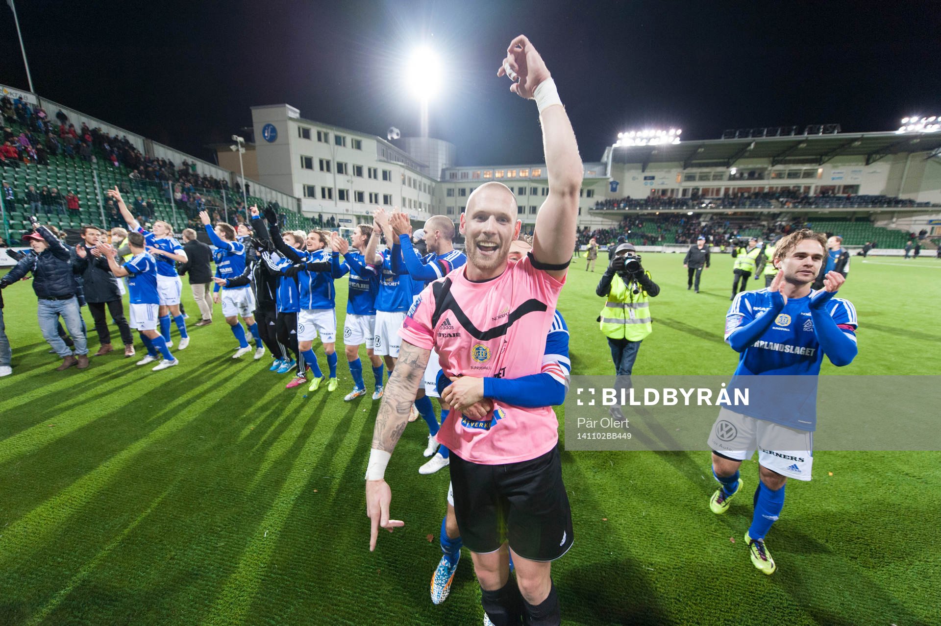 Sundsvall och målvakten Tommy Naurin firar steget upp till