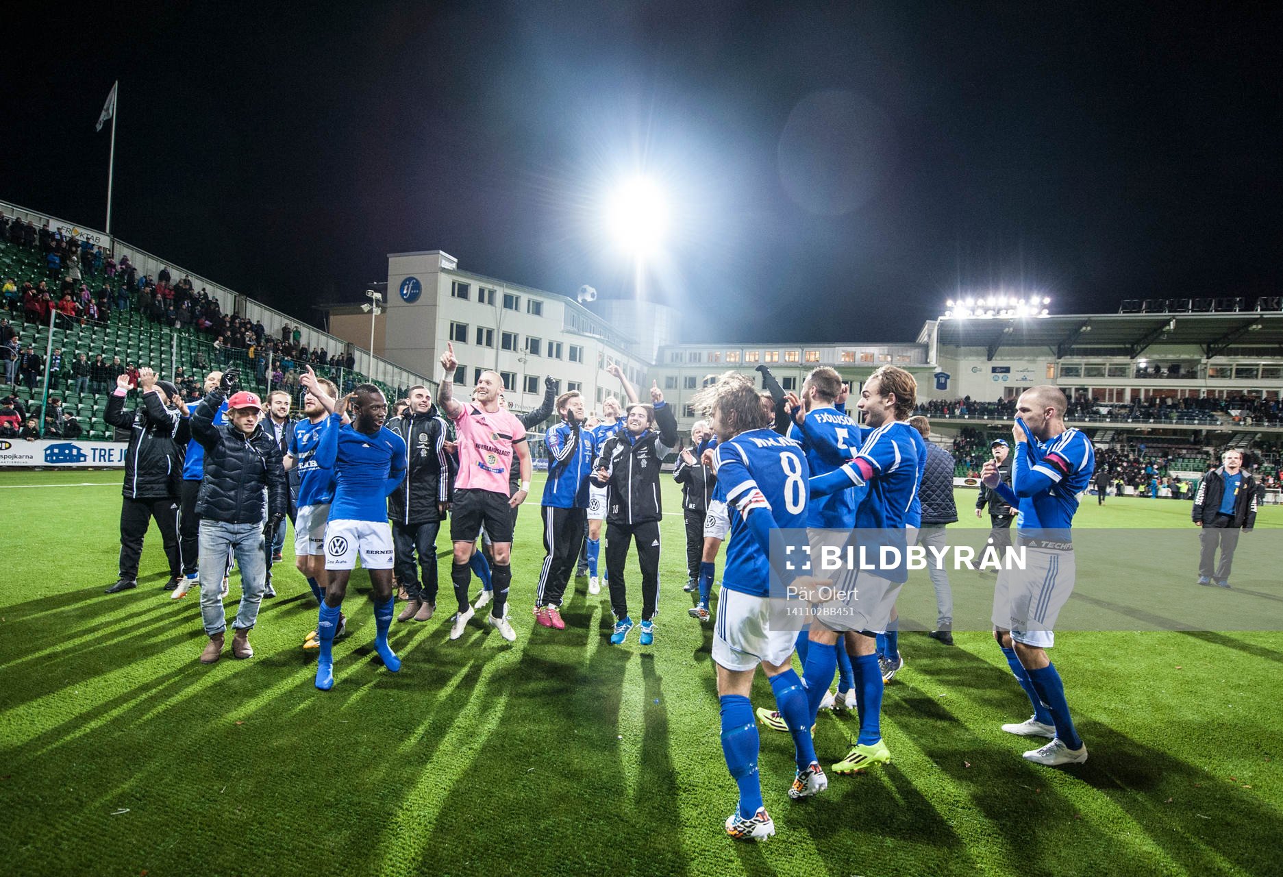 Sundsvalls firar steget upp till Superettan efter fotbollsmatchen i Superettan mellan Sundsvall och Landskrona den 2 November 2014 i Gävle.