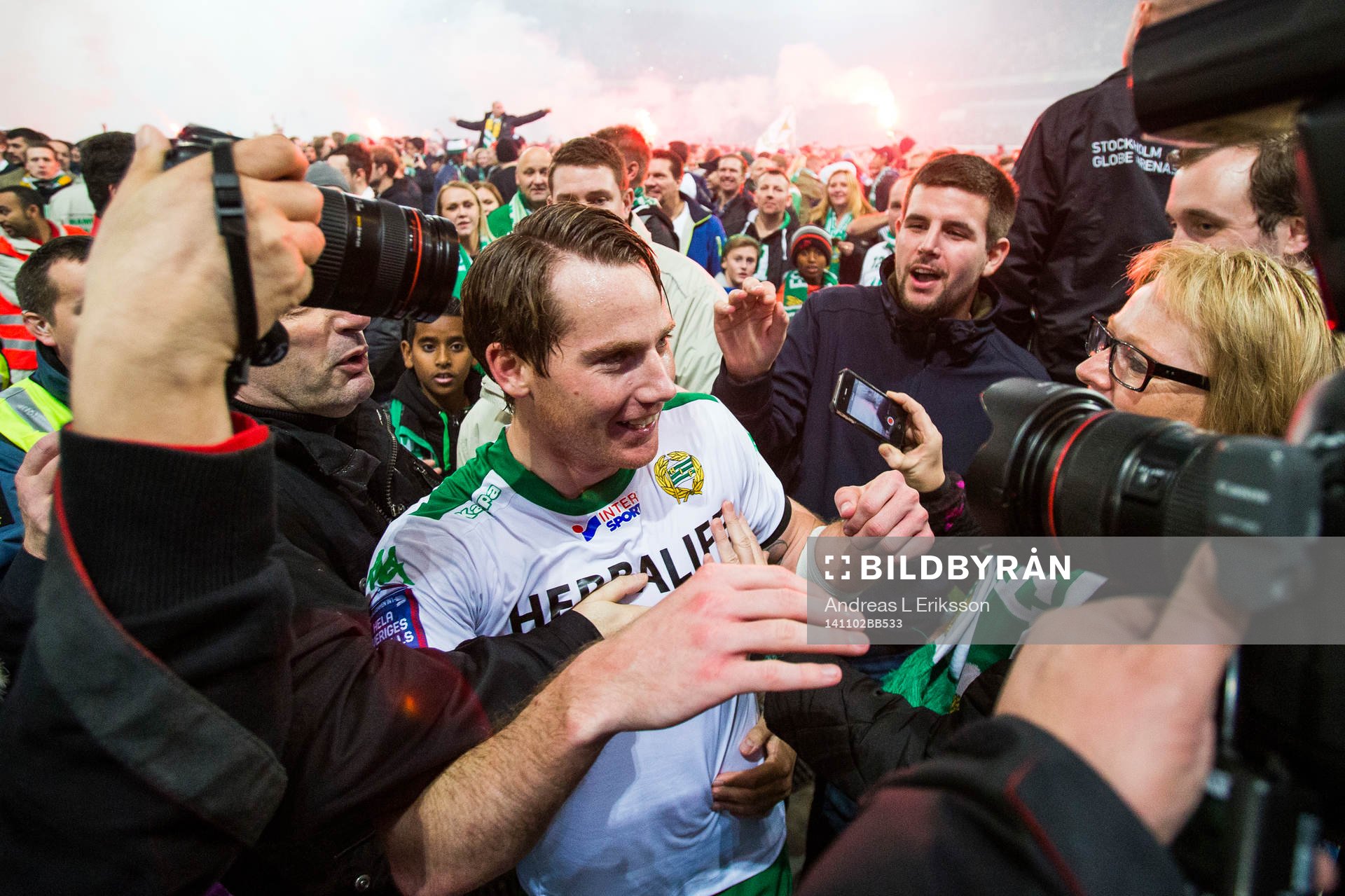 Hammarbys Johan Persson gratuleras av publiken