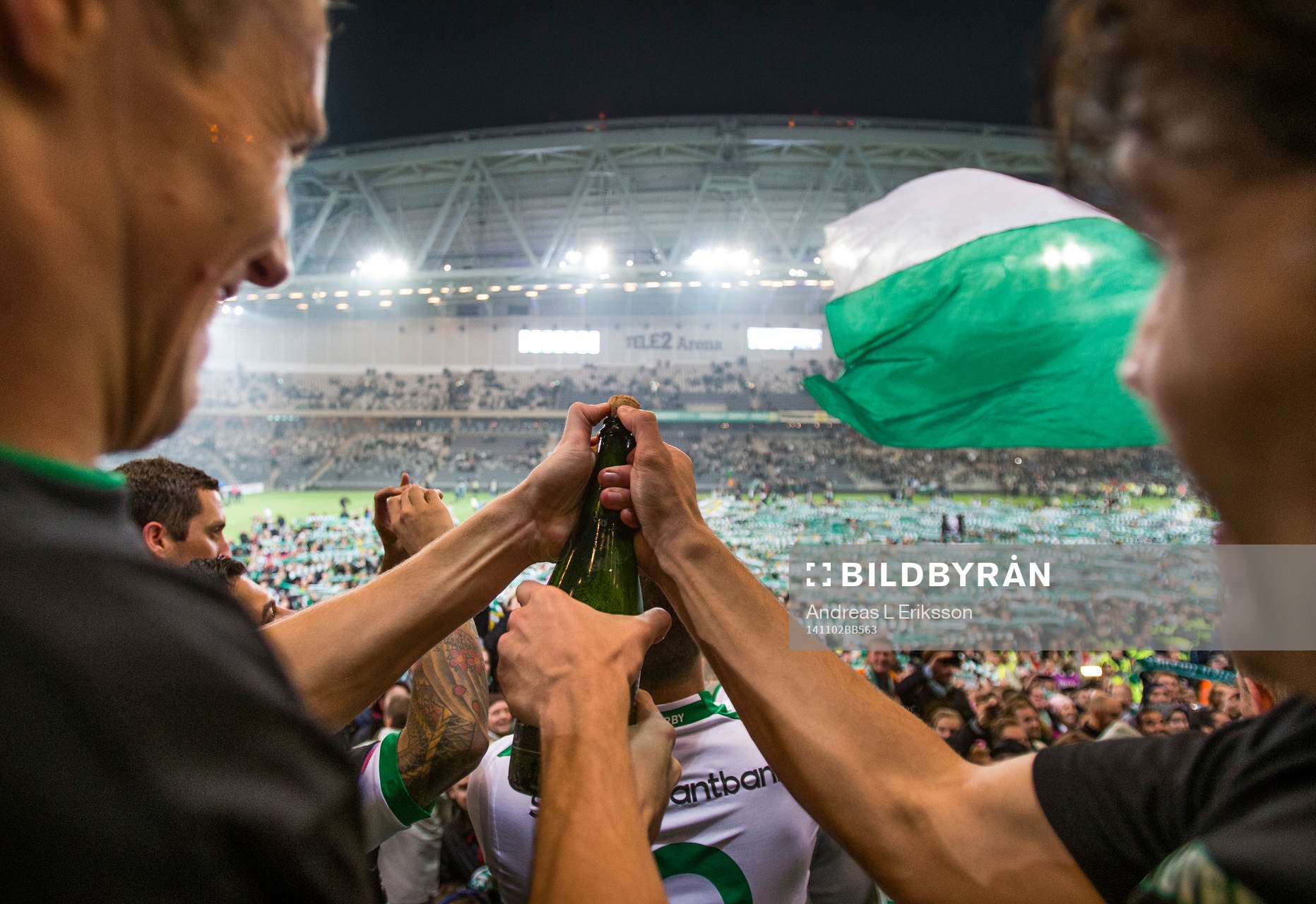 Hammarbys Fredrik Torsteinbö och Lars Fuhre öppnar en champangeflaska efter fotbollsmatchen i Superettan mellan Hammarby och Jönköping den 2 november 2014 i Stockholm.
