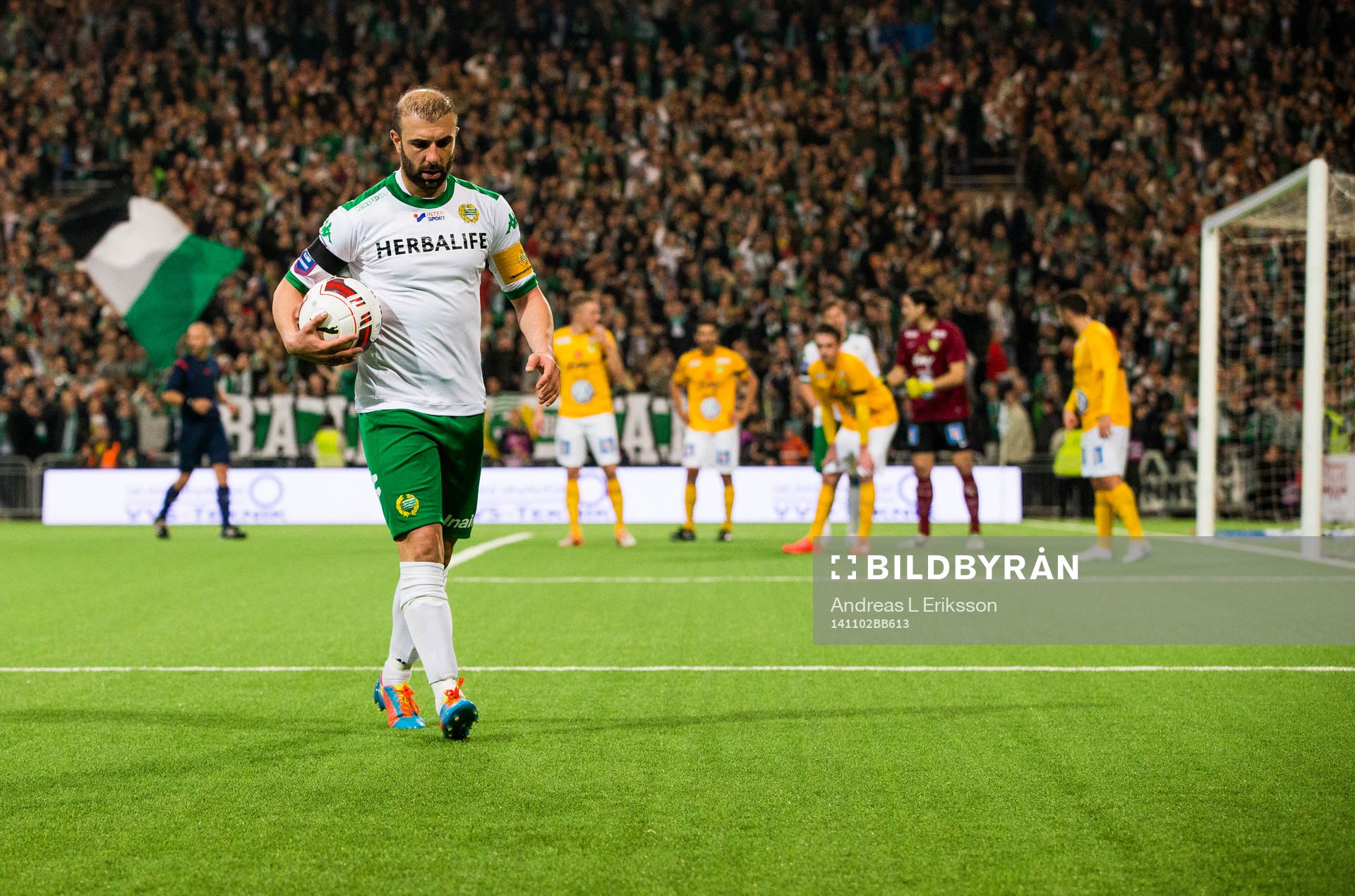 Hammarbys Kennedy Bakircioglu på väg för att slå en hörna under fotbollsmatchen i Superettan mellan Hammarby och Jönköping den 2 november 2014 i Stockholm.