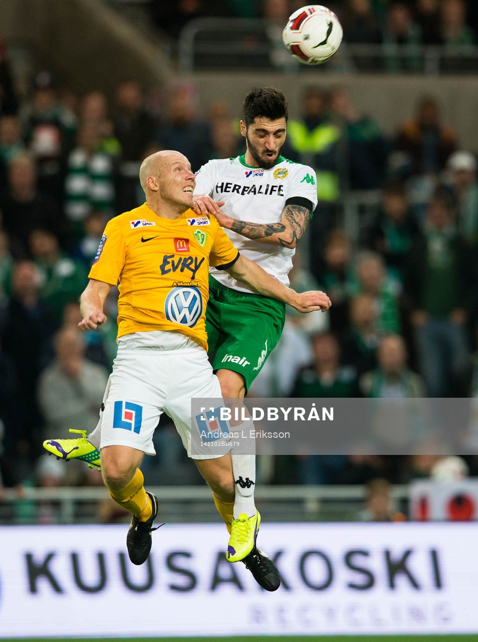 Jönköpings Viktor Rönneklev i en nickduell med Hammarbys