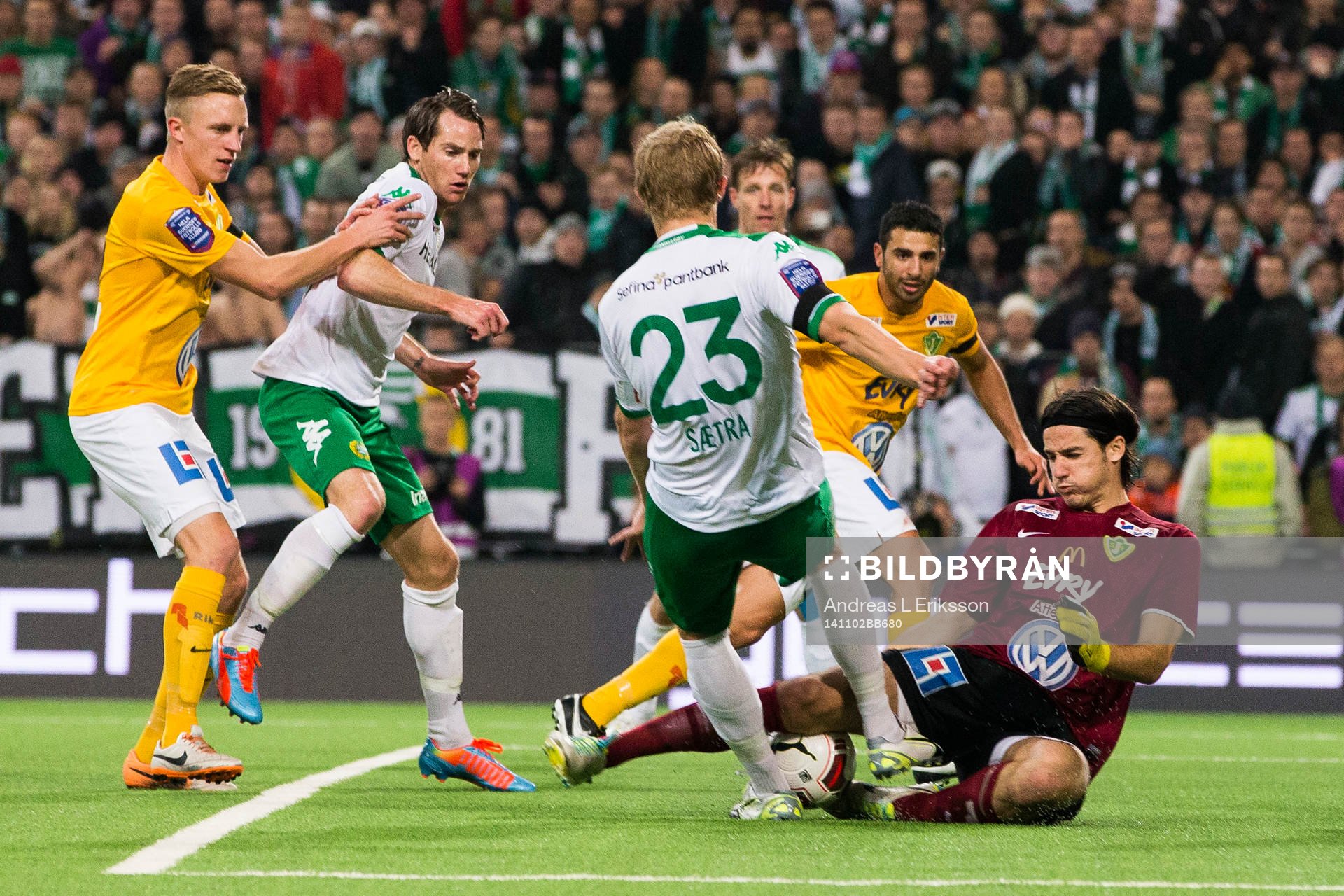 Hammarbys Lars Saetra i kamp om bollen med Jönköpings
