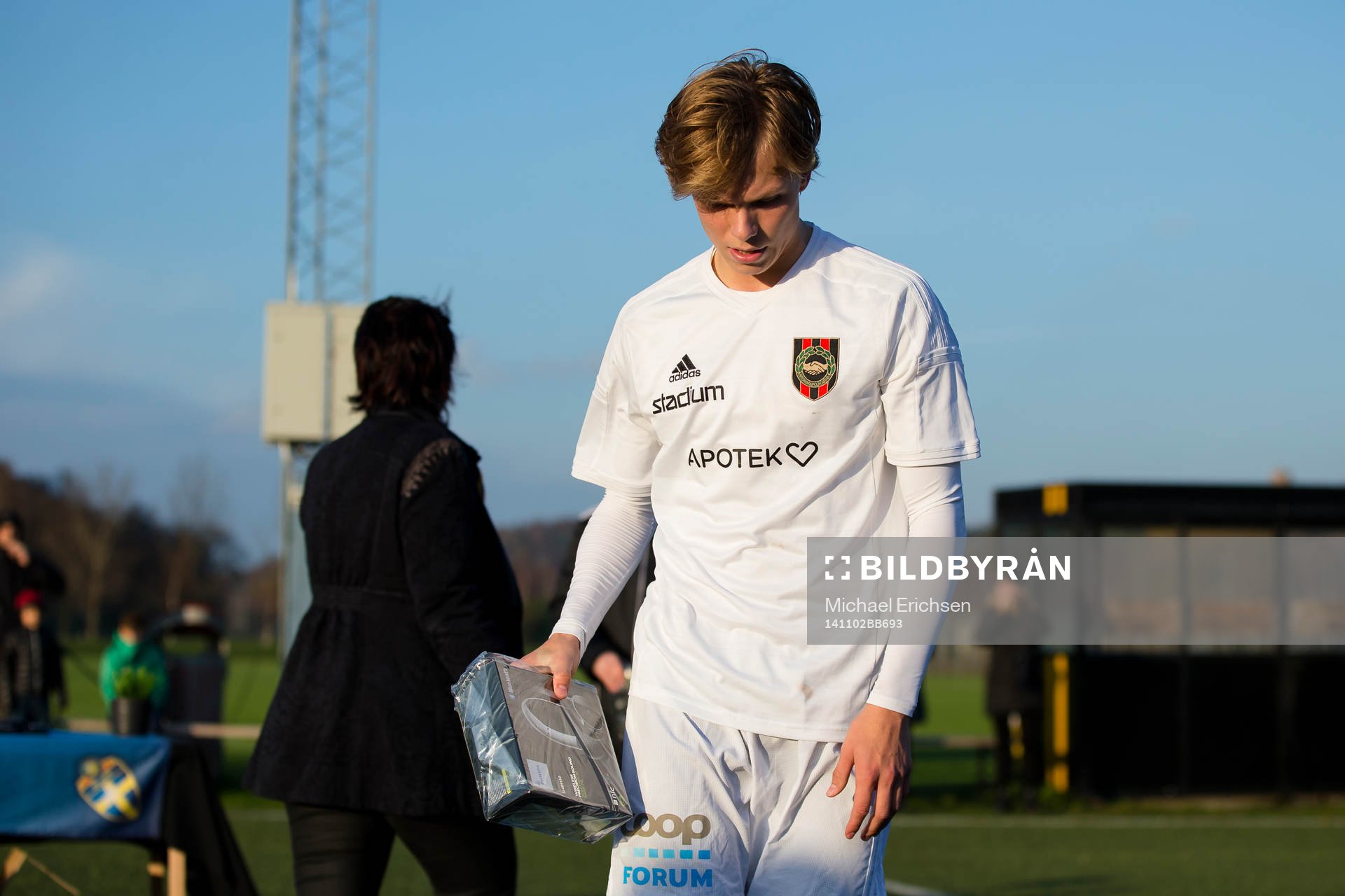 En deppig Jonathan Augustinsson i Brommapojkarna tar emot priset som sitt lags bäste spelare under U19 SM-finalen i fotboll mellan Häcken - Brommapojkarna den 2 november 2014 i Göteborg.