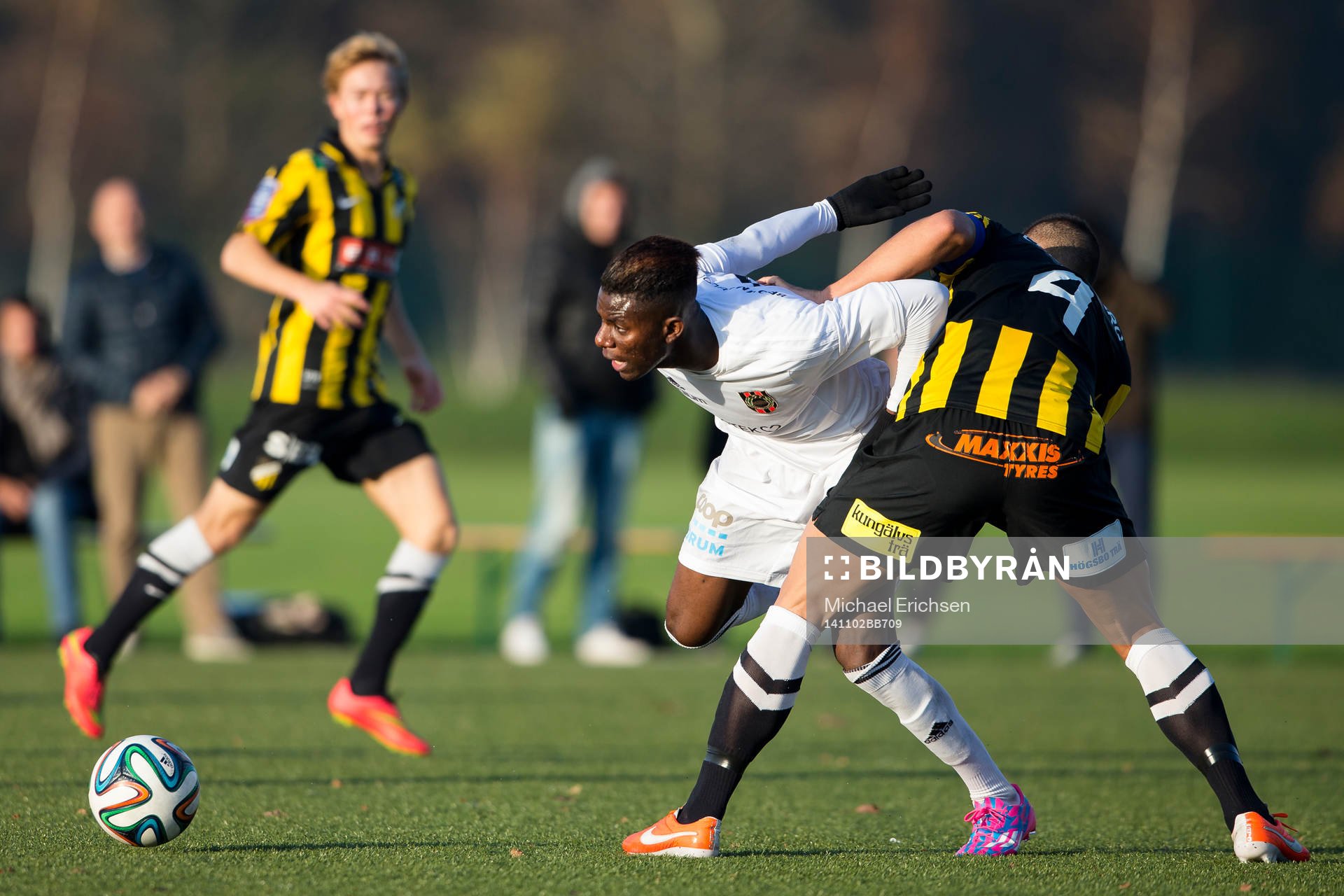 Brommapojkarnas Joseph Colley mot Häckens Petar Radmanovic under U19 SM-finalen i fotboll mellan Häcken - Brommapojkarna den 2 november 2014 i Göteborg.