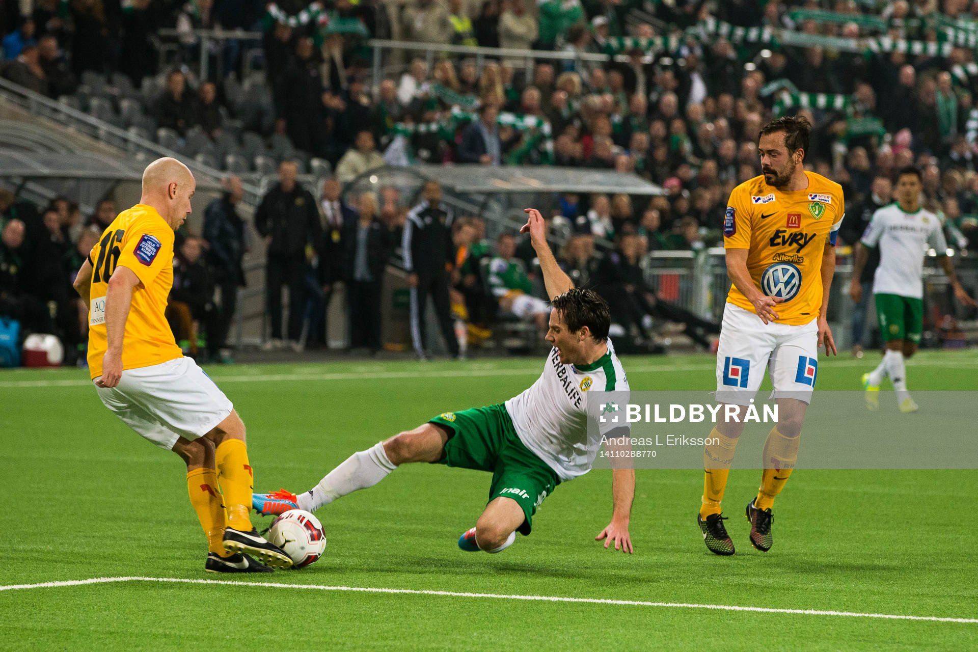 Jönköpings Viktor Rönneklev i kamp om bollen med Hammarbys Johan Persson under fotbollsmatchen i Superettan mellan Hammarby och Jönköping den 2 november 2014 i Stockholm.