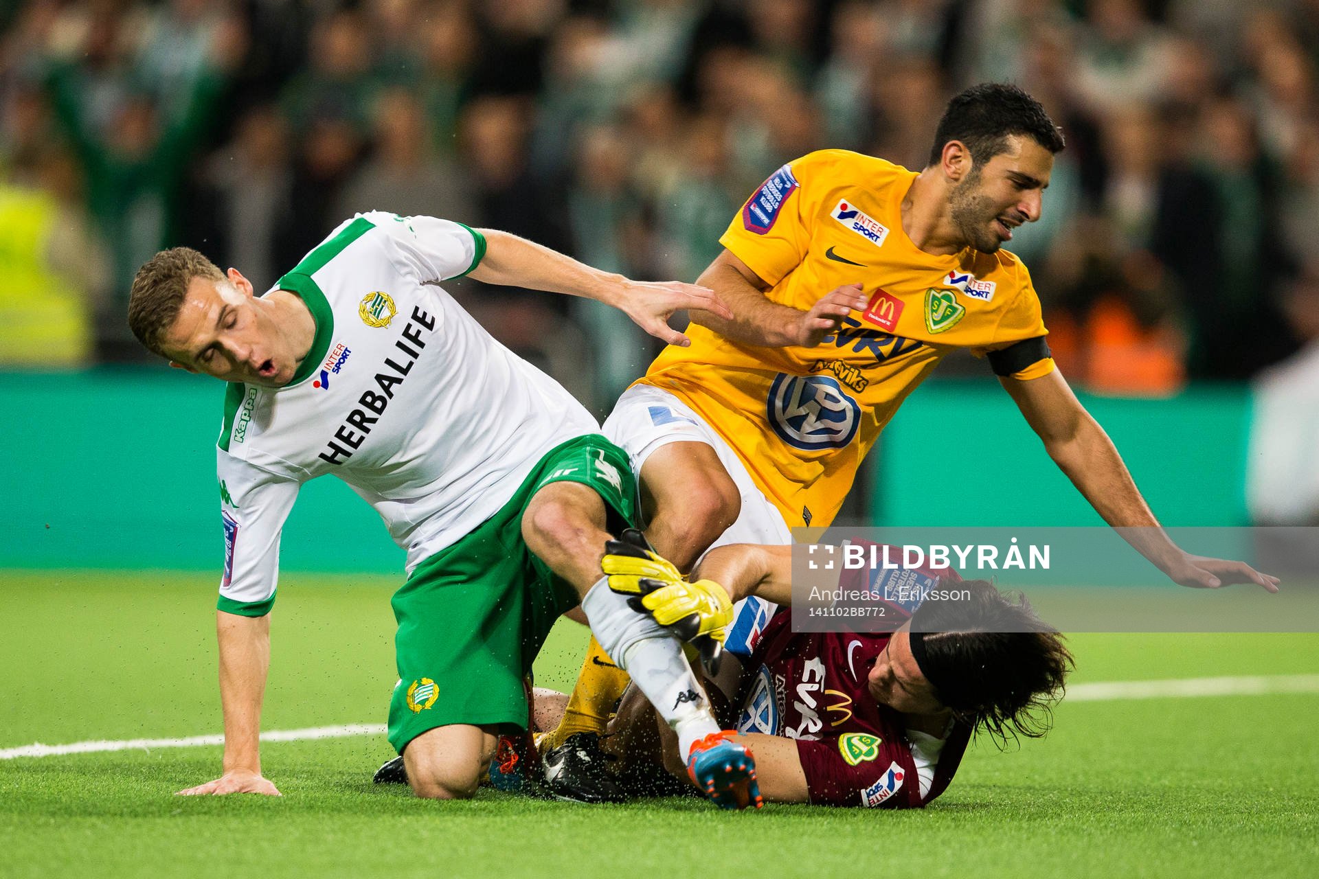 Hammarbys Fredrik Torsteinbö i kamp om bollen med Jönköpings André Calisir och målvakt Damir Mehic under fotbollsmatchen i Superettan mellan Hammarby och Jönköping den 2 november 2014 i Stockholm. 
