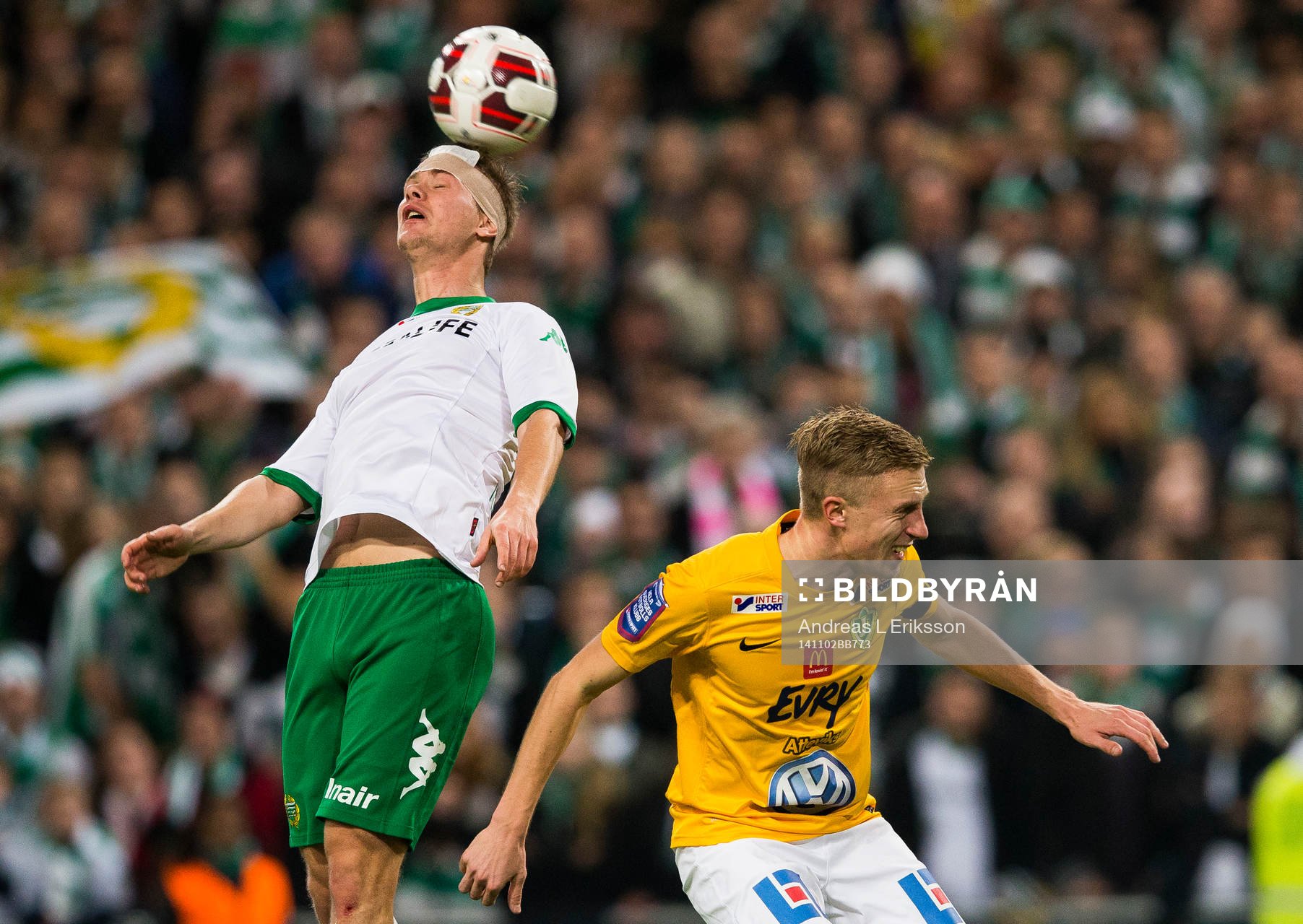 Hammarbys Erik Israelsson med en skarvnick förbi