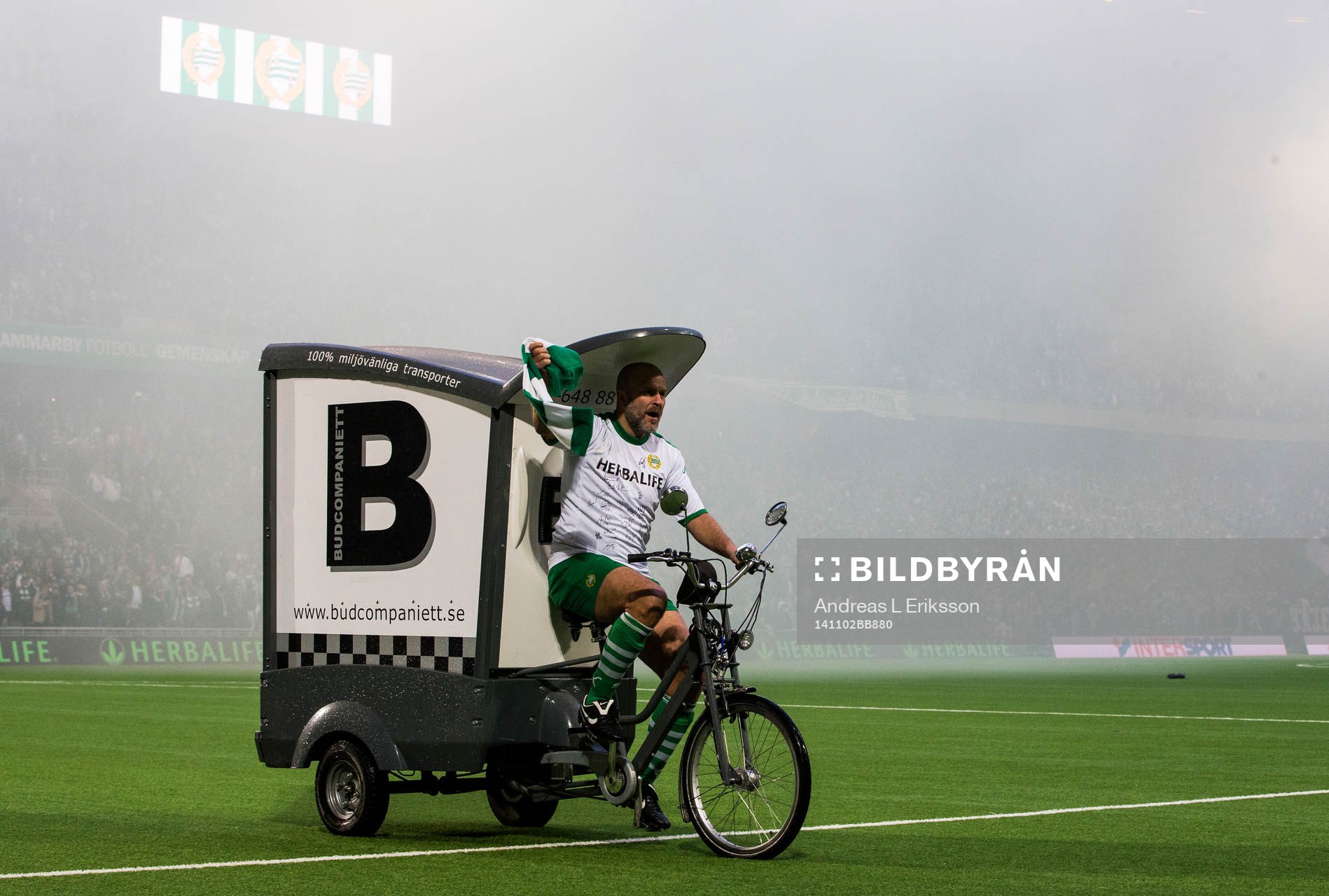 Matchbollen kommer levererad med ett cykelbud innan fotbollsmatchen i Superettan mellan Hammarby och Jönköping den 2 november 2014 i Stockholm.