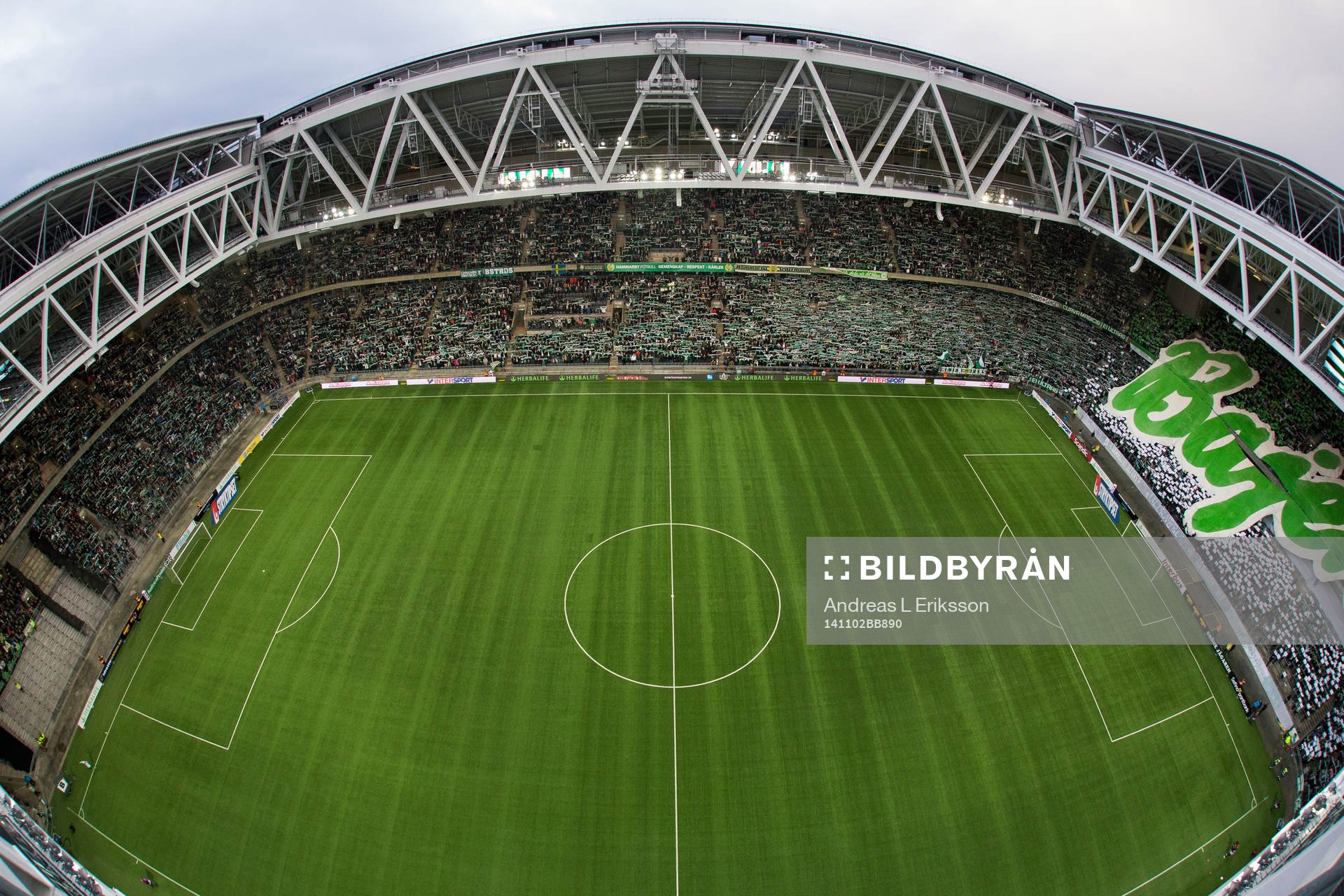 Hammarbys supportrar med ett TIFO innan fotbollsmatchen i