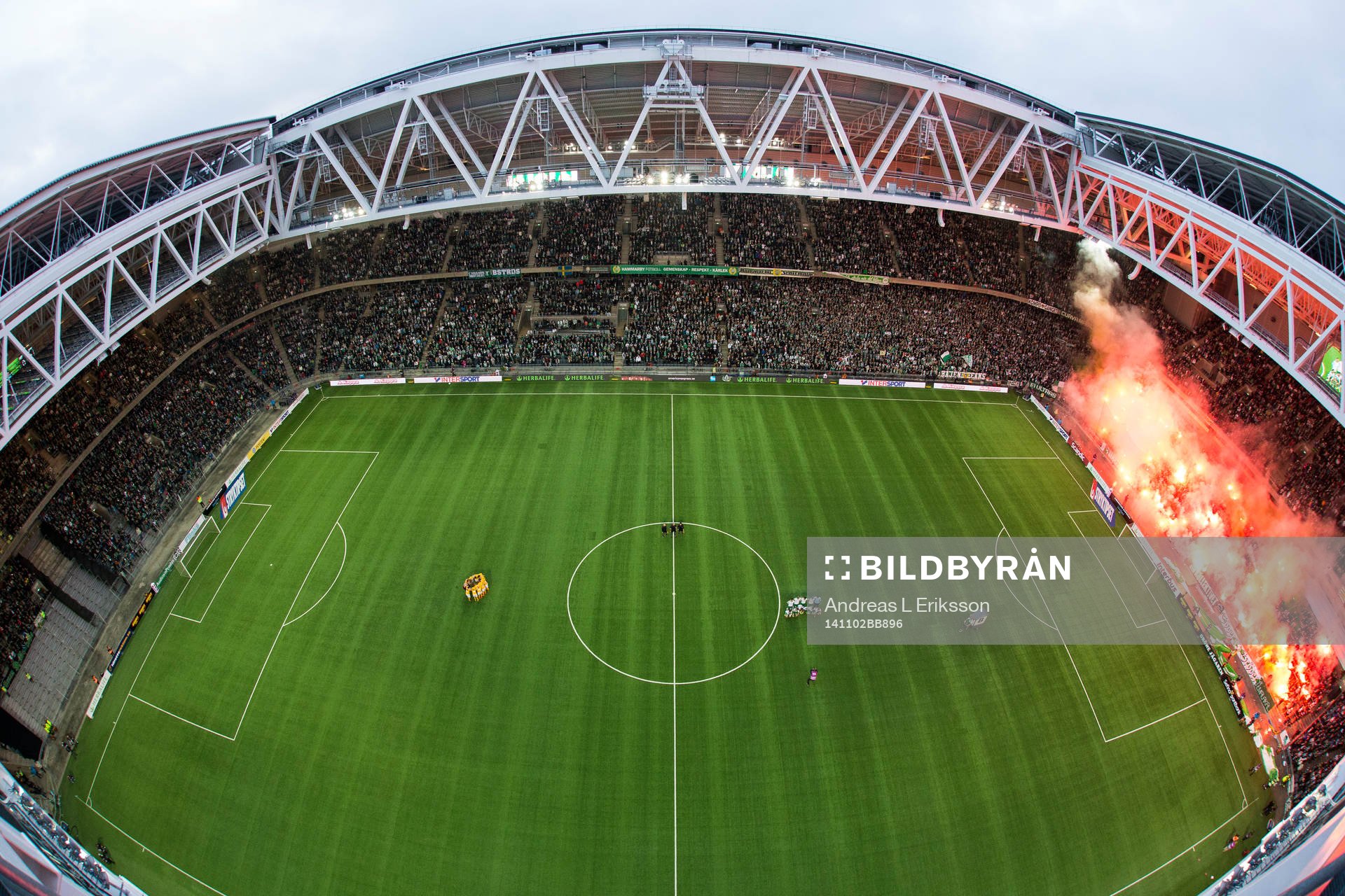Hammarbys supportrar tänder bengaler innan fotbollsmatchen