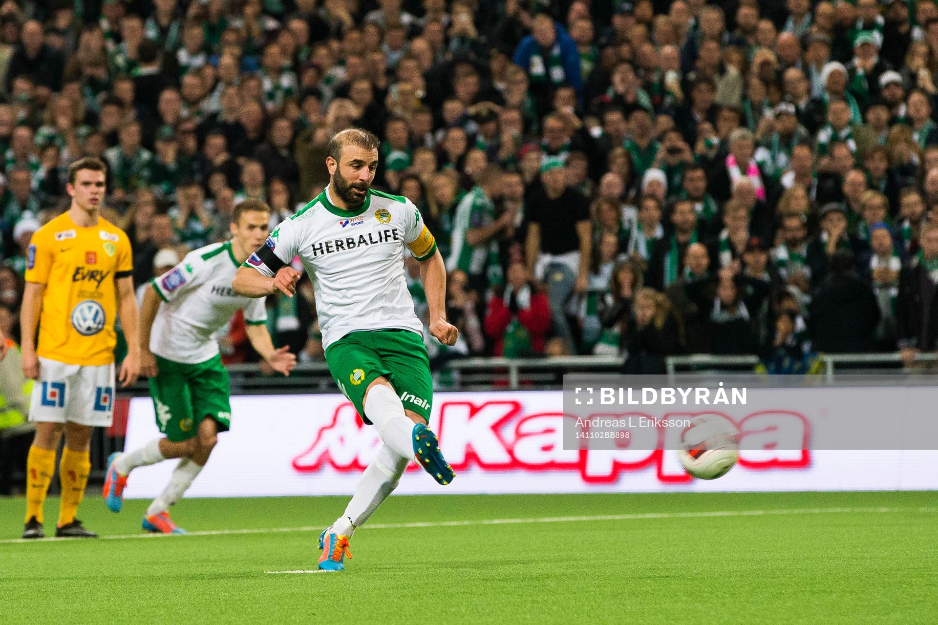 Hammarbys Kennedy Bakircioglu skjuter straffen som resulterar i 2-0 under fotbollsmatchen i Superettan mellan Hammarby och Jönköping den 2 november 2014 i Stockholm.