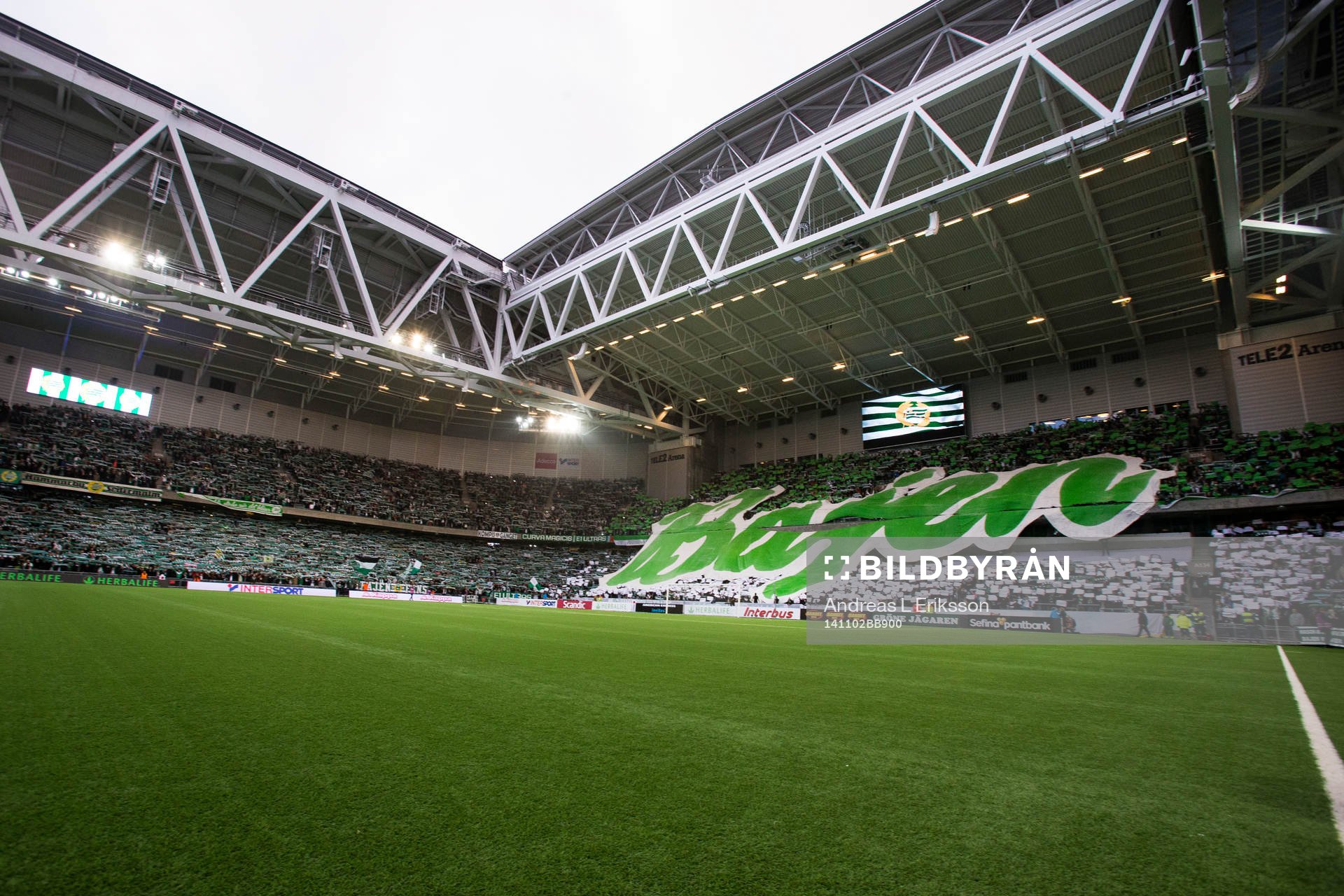 Hammarbys supportrar med ett TIFO innan fotbollsmatchen i