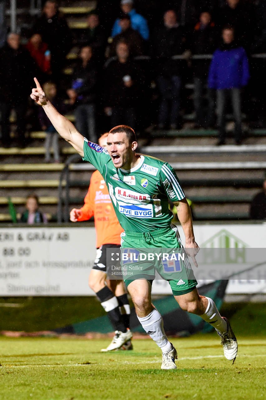 Ljungskiles James Sinclair jublar efter 3-0 under fotbollsmatchen i Superettan mellan Ljungskile och Varberg den 2 november 2014 i Ljungskile.