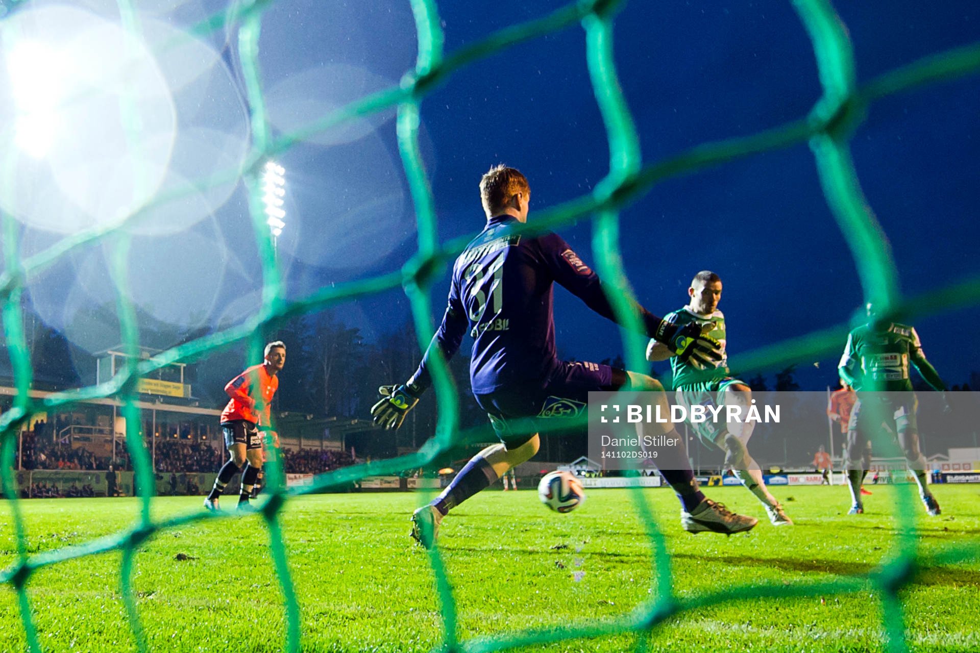 Ljungskiles James Sinclair gör 3-0 bakom Varbergs målvakt