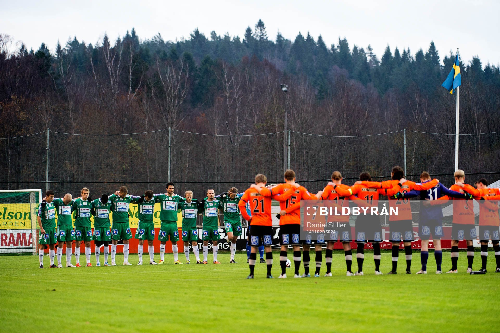 Lagen håller en tyst minut för Klas Ingesson innan fotbollsmatchen i Superettan mellan Ljungskile och Varberg den 02 november 2014 i Ljungskile.