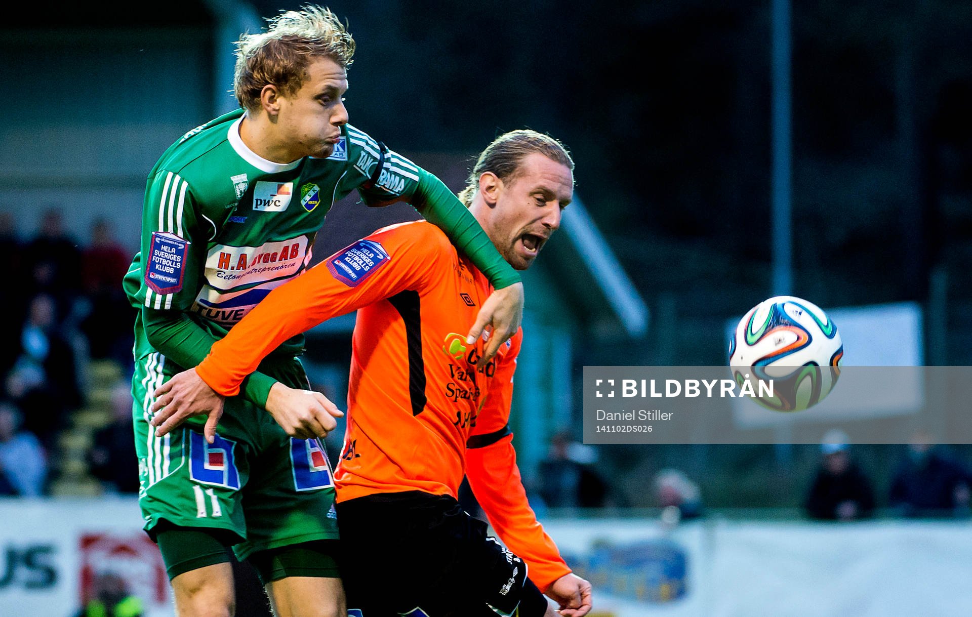 Ljungskiles Jakob Olsson försöker ta sig förbi Varbergs