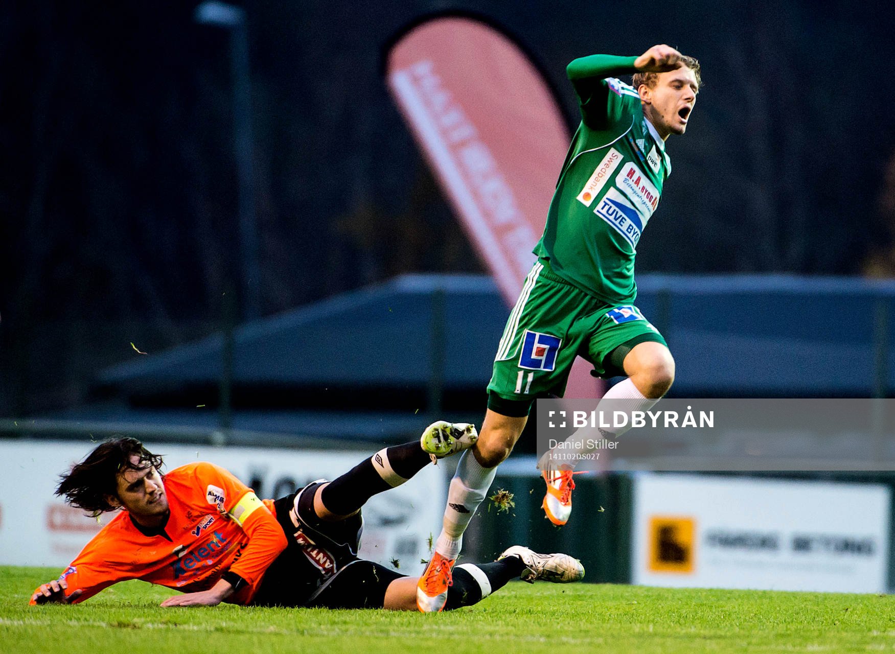 Ljungskiles Jakob Olsson rivs ner av Varbergs Robin Tranberg