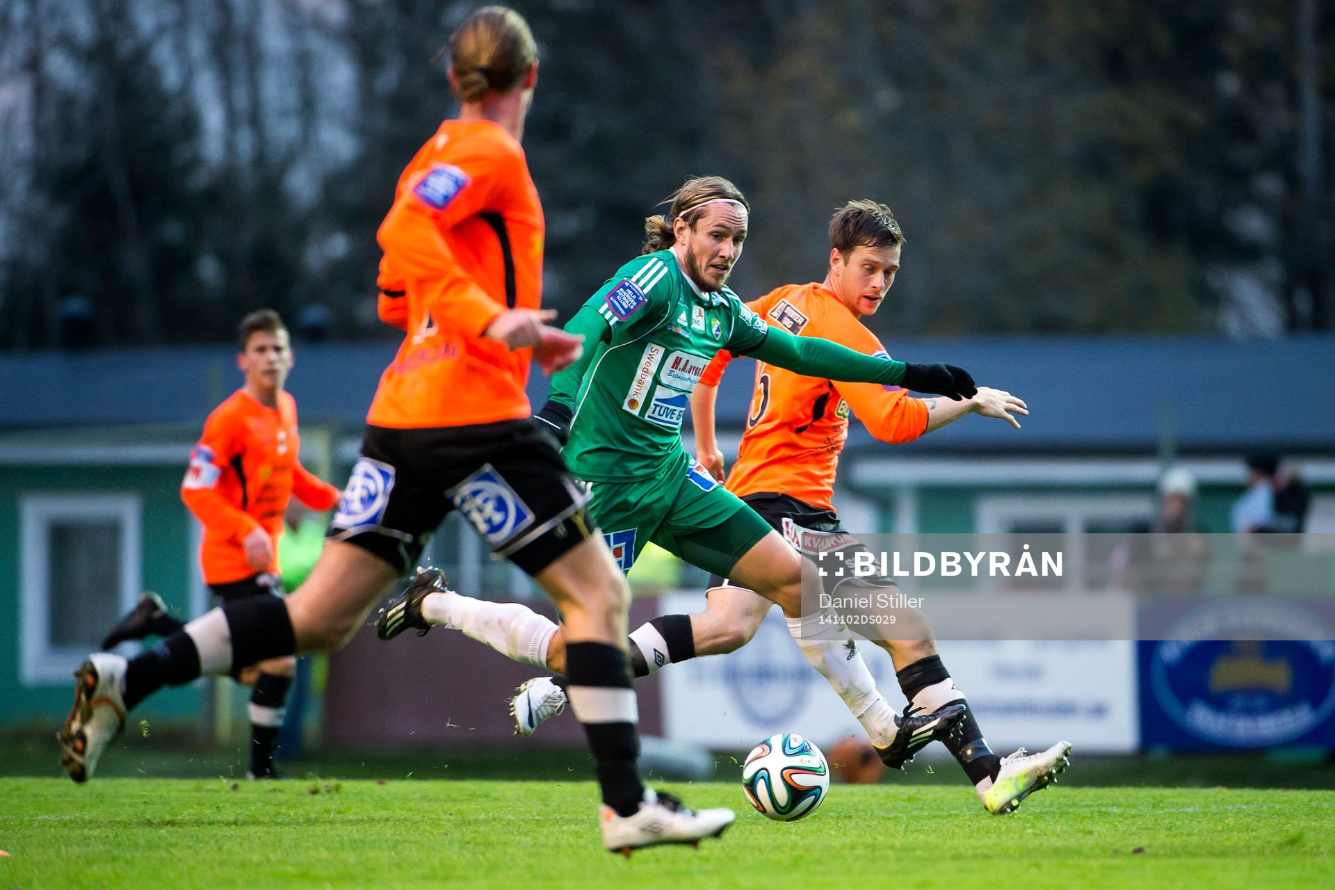 Ljungskiles David Johannesson går förbi Varbergs