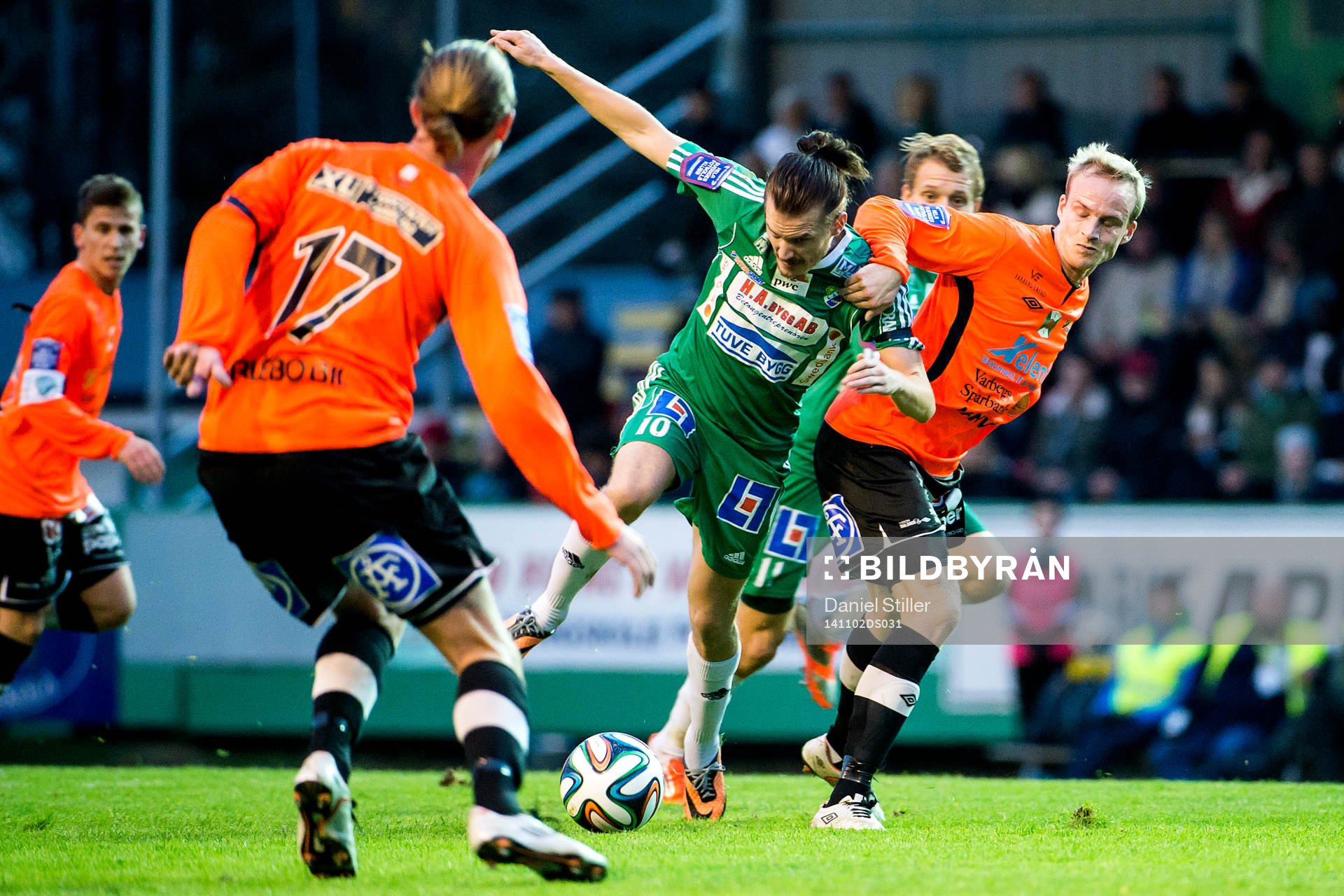 Ljungskiles Jonas Lindberg tar sig förbi Varbergs Pär Asp