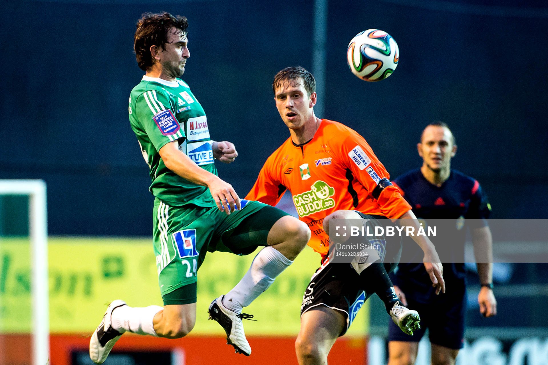 Ljungskiles Aleksandar Kitic i kamp med Varbergs Alexander Mellqvist under fotbollsmatchen i Superettan mellan Ljungskile och Varberg den 02 november 2014 i Ljungskile.