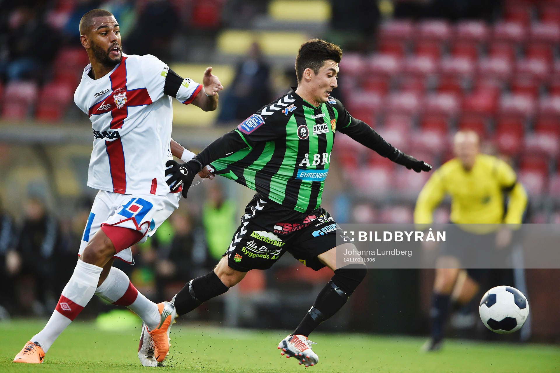 Assyriskas Kyle Konwea och GAIS Petri Zhubi under fotbollsmatchen i Superettan mellan Assyriska och GAIS den 2 november 2014 i Södertälje.