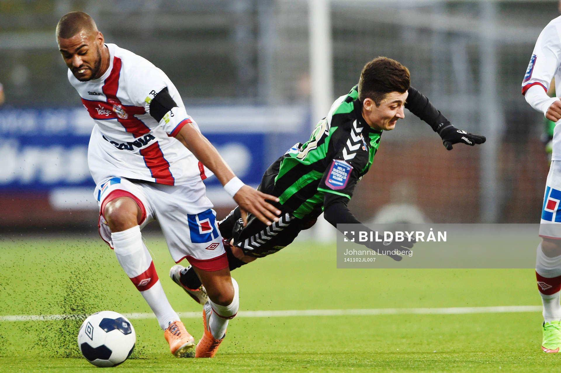 Assyriskas Kyle Konwea och GAIS Petri Zhubi under fotbollsmatchen i Superettan mellan Assyriska och GAIS den 2 november 2014 i Södertälje.