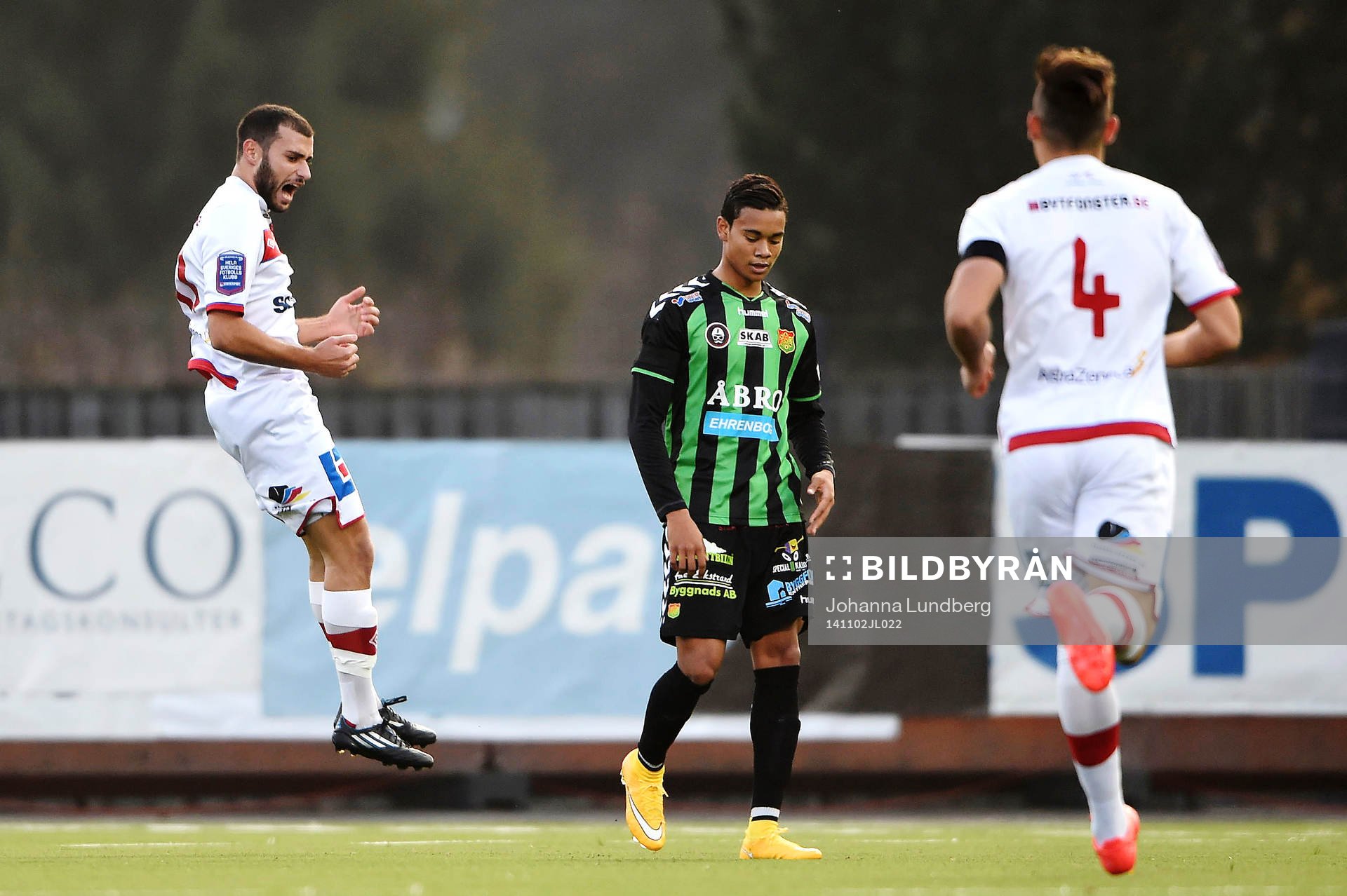 Assyriskas Mattias Genc jublar efter att han har gjort 1-0 samtidigt som GAIS Ariel Lassiter under fotbollsmatchen i Superettan mellan Assyriska och GAIS den 2 november 2014 i Södertälje.