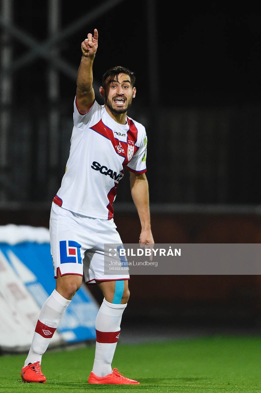 Assyriskas Sotiris Papagiannopoulos reagerar på domaren under fotbollsmatchen i Superettan mellan Assyriska och GAIS den 2 november 2014 i Södertälje.