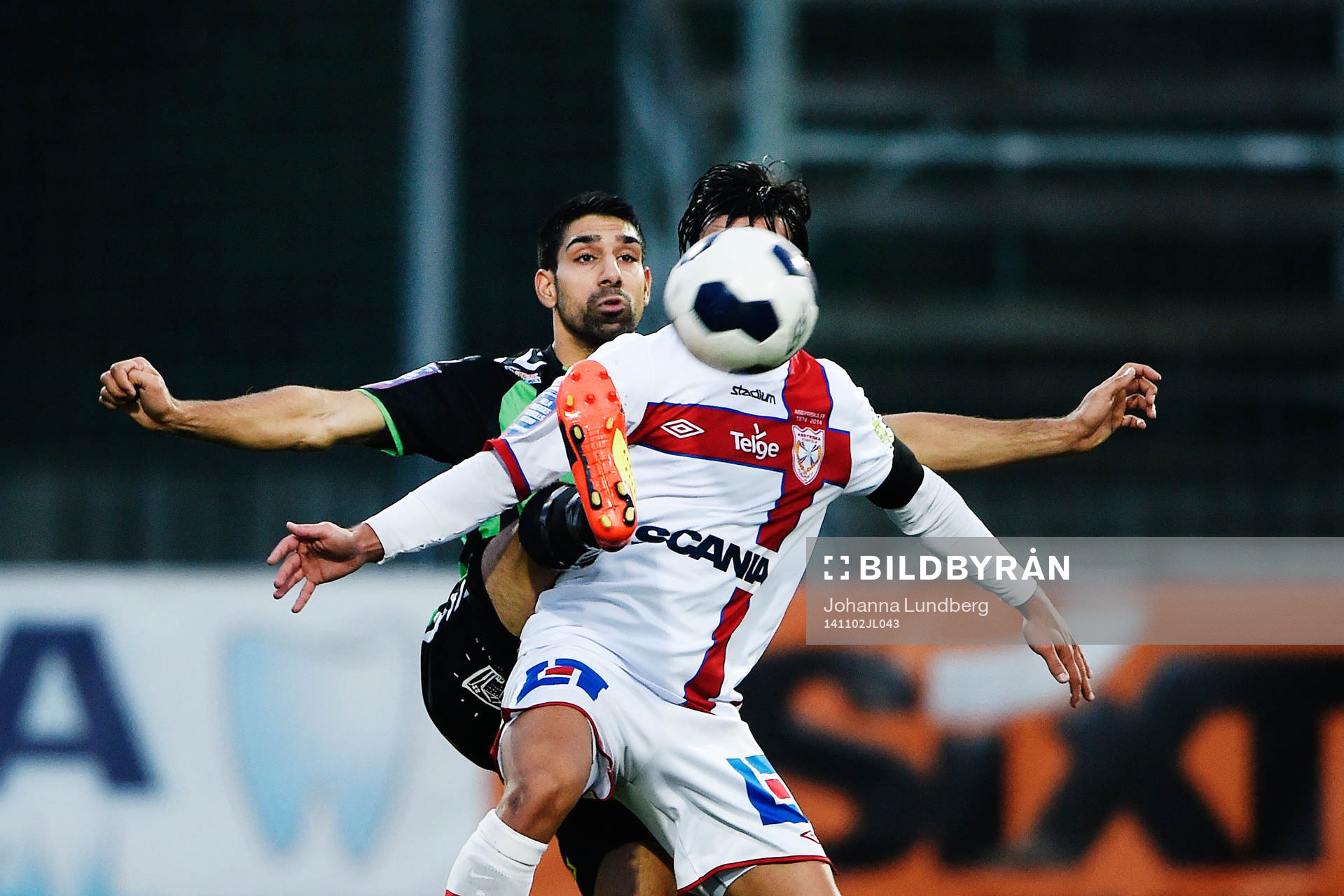 GAIS Sandeep Mankoo vinner bollen bakom Assyriskas