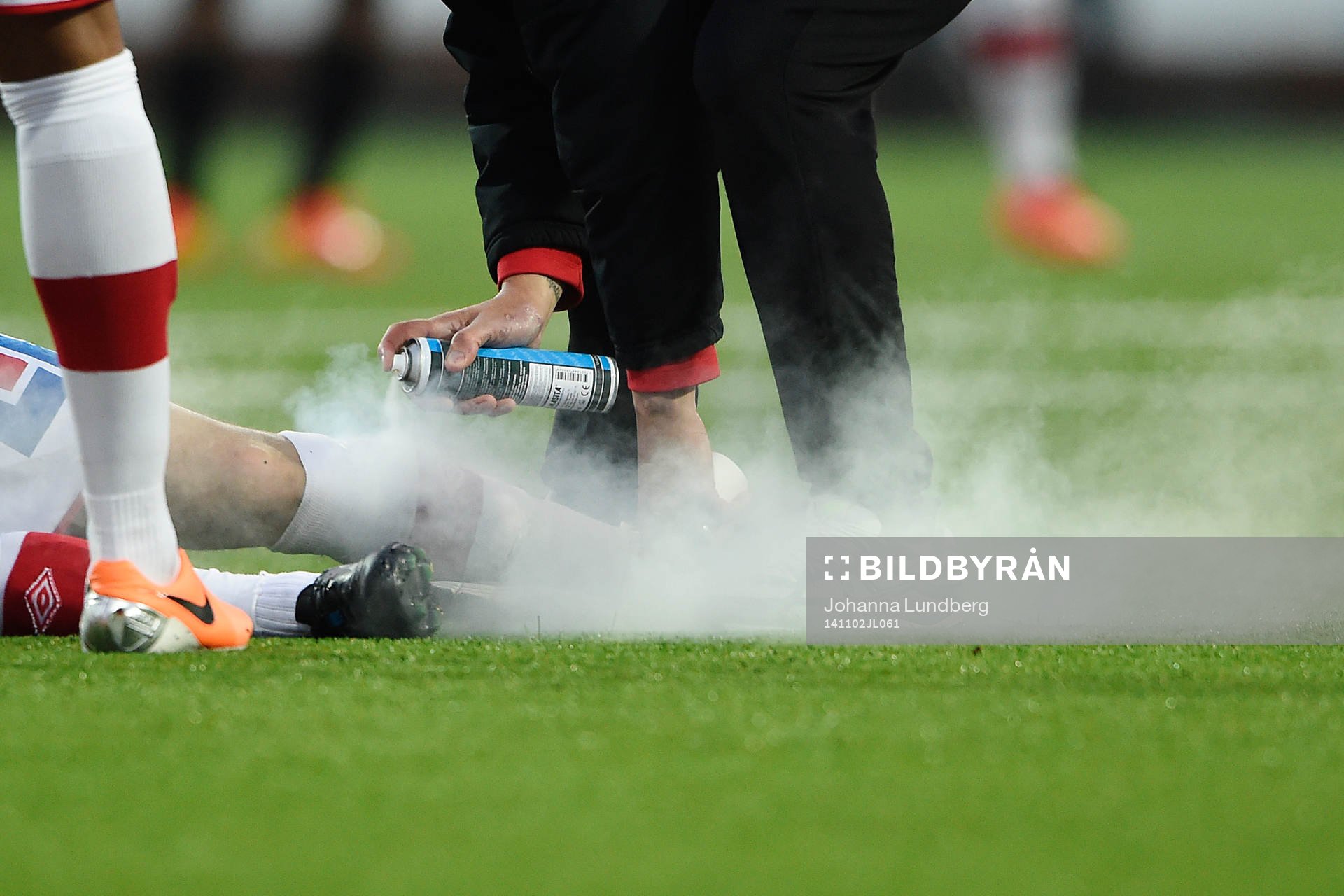 Assyriskas läkare sprayar kylspray på Christoffer Erikssons ben under fotbollsmatchen i Superettan mellan Assyriska och GAIS den 2 november 2014 i Södertälje.