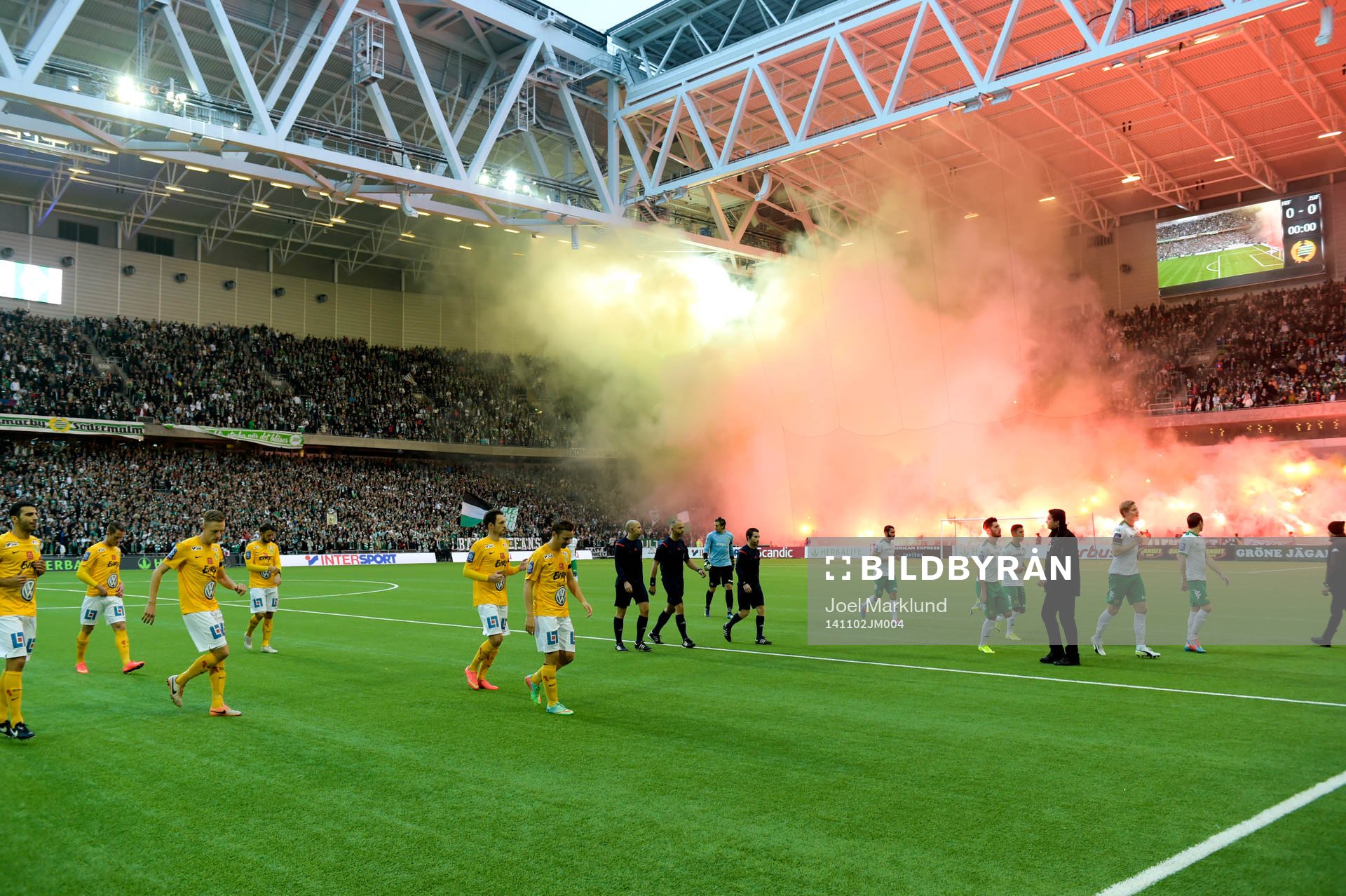 Hammarbys supportrar tänder bengaler innan