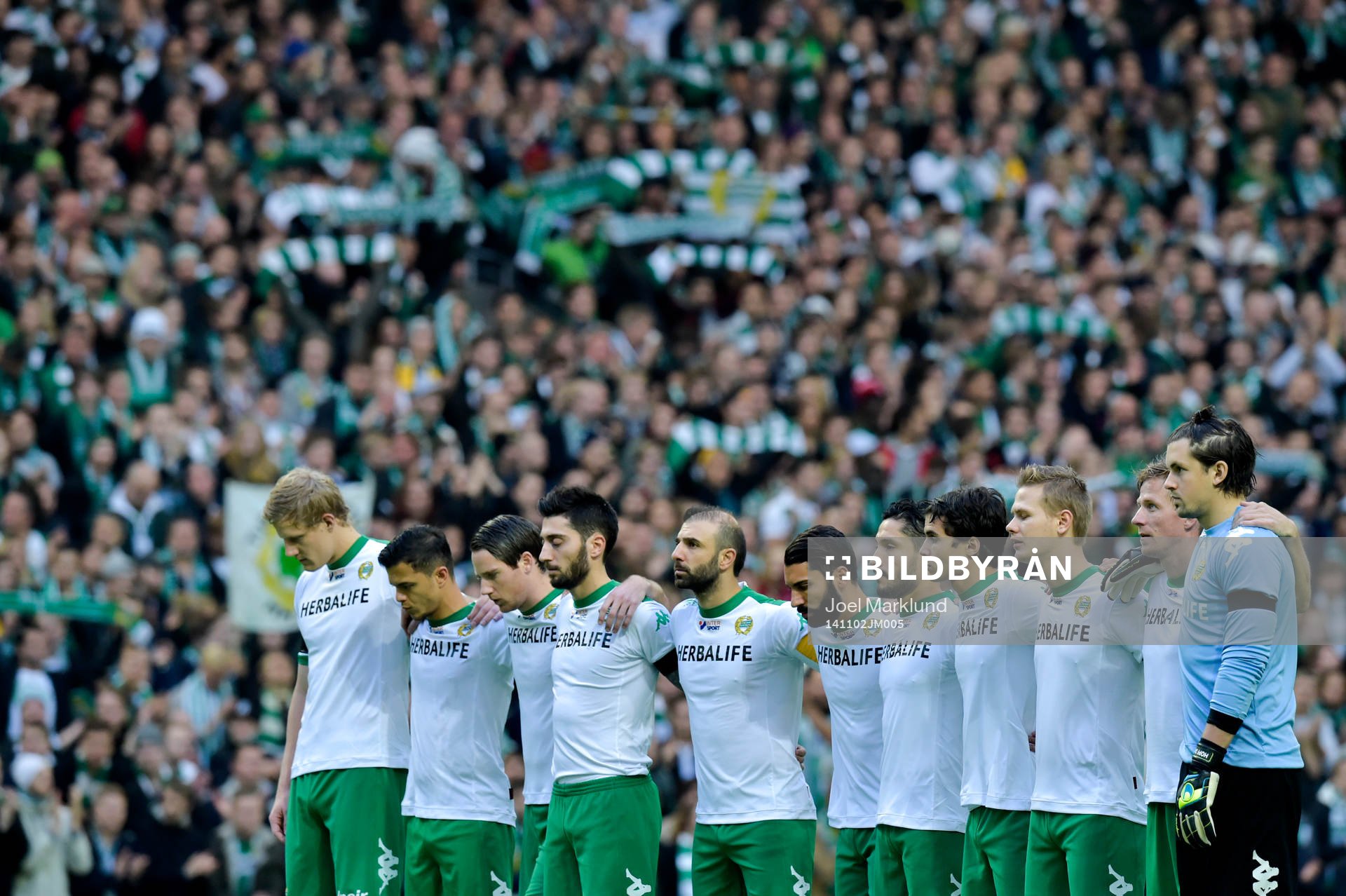 En tyst minut för Klas Ingesson innan  fotbollsmatchen i Superettan mellan Hammarby och Jönköping den 2 november 2014 i Stockholm.