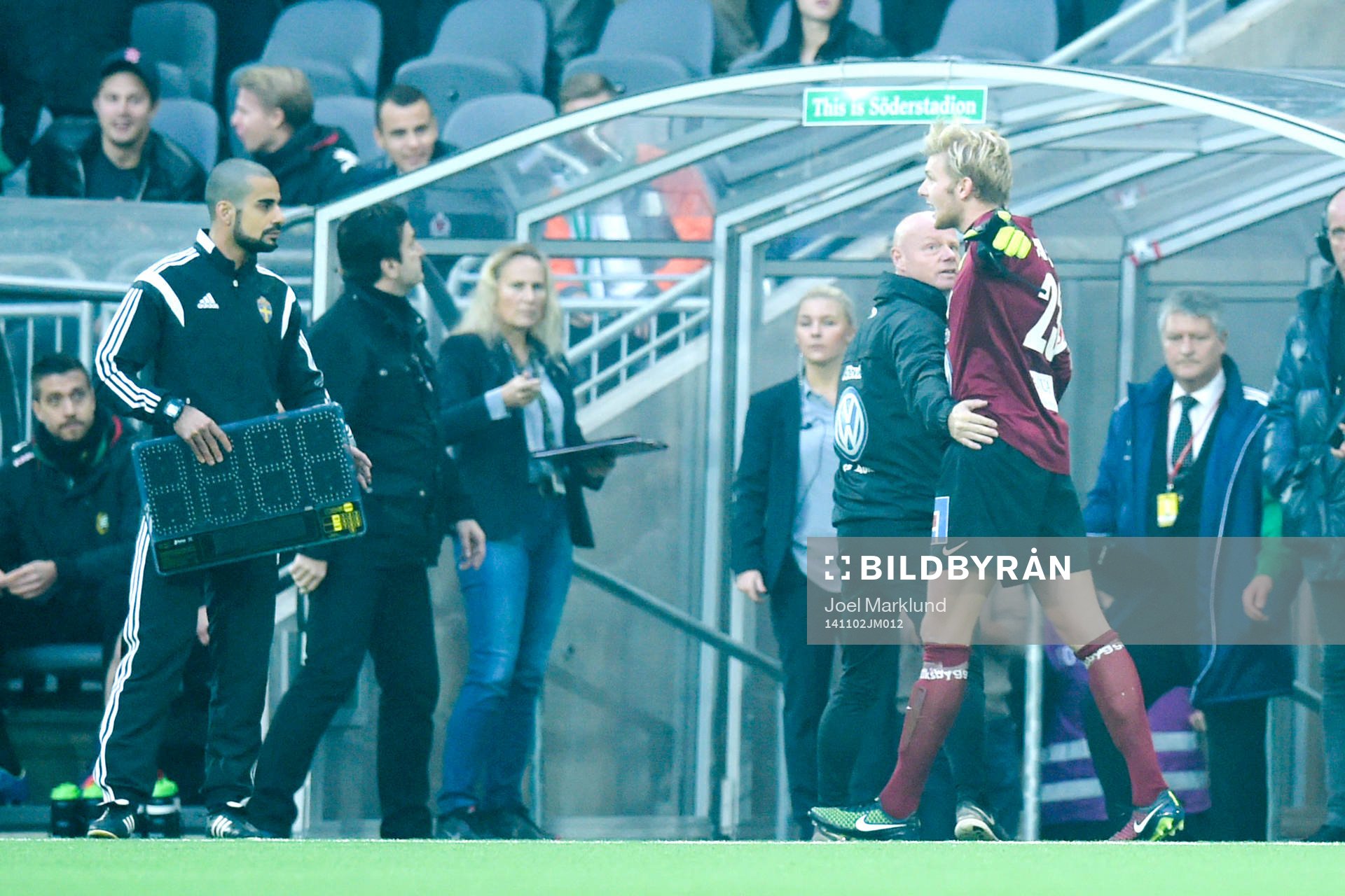 Jönköpings målvakt Anton Cajtoft blev utvisad under fotbollsmatchen i Superettan mellan Hammarby och Jönköping den 2 november 2014 i Stockholm.