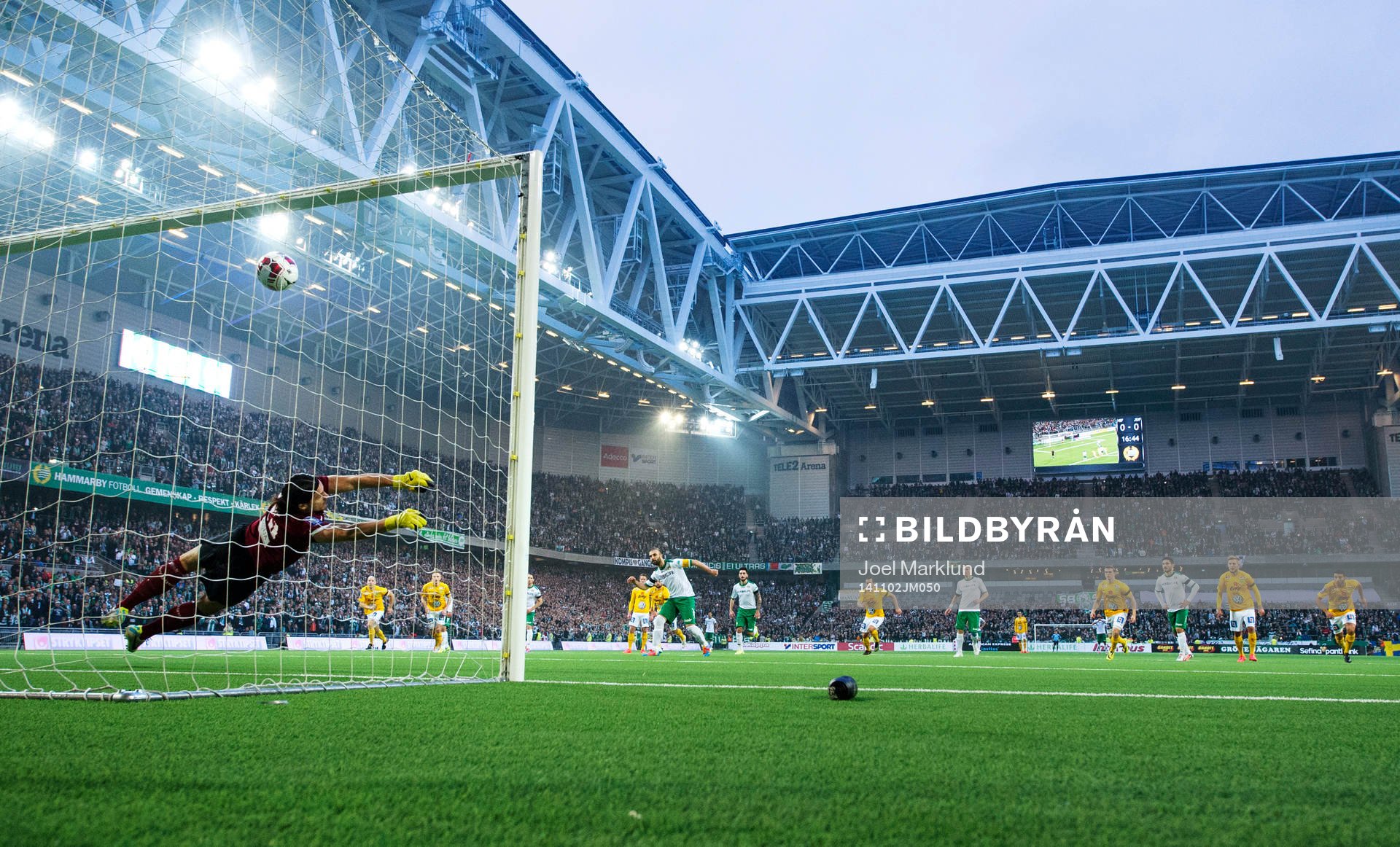 Jönköpings målvakt Damir Mehic räddar en straff från Hammarbys Kennedy Bakircioglu under fotbollsmatchen i Superettan mellan Hammarby och Jönköping den 2 november 2014 i Stockholm.
