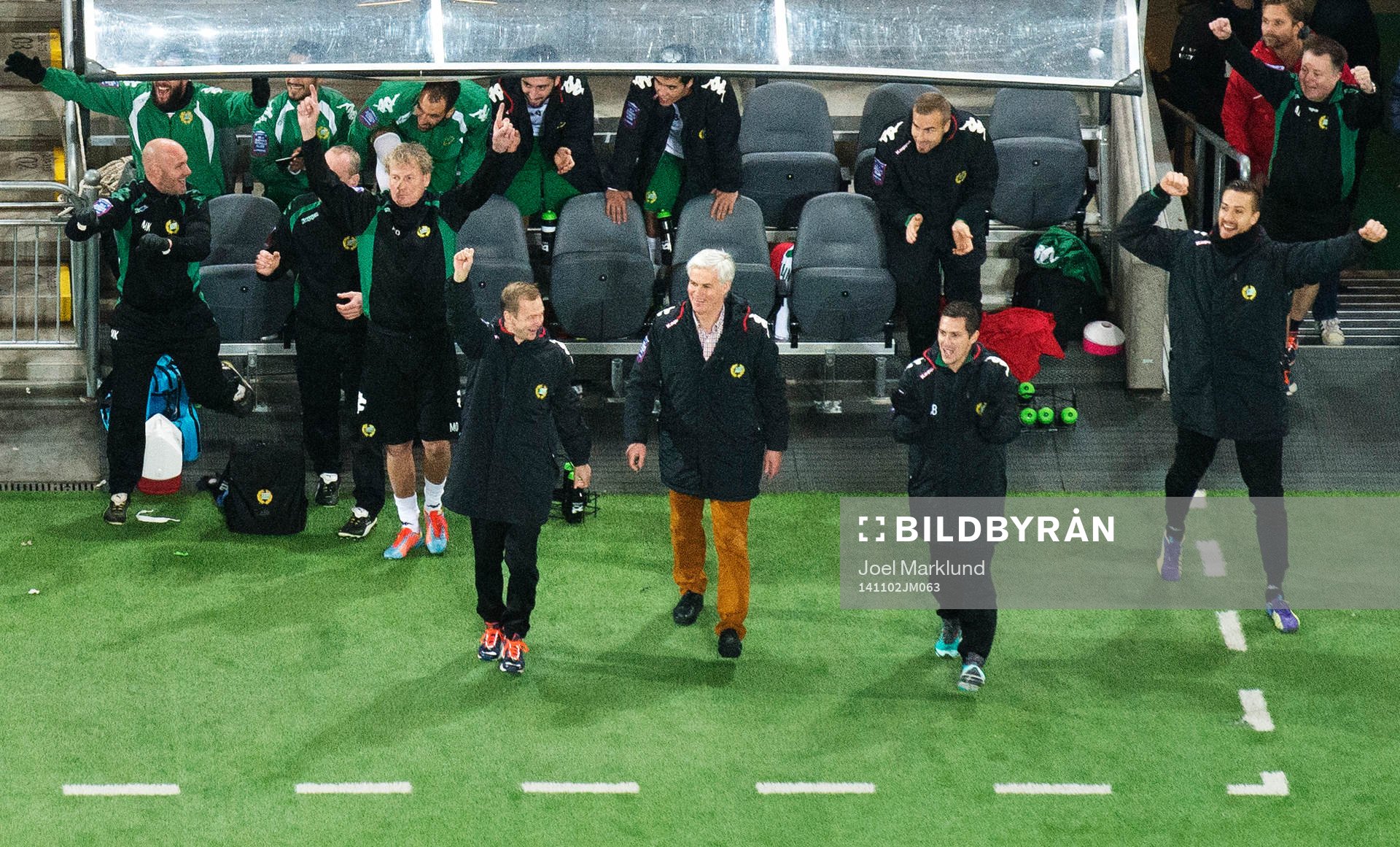 Hammarbys tränare Nanne Bergstrand och andra jublar på