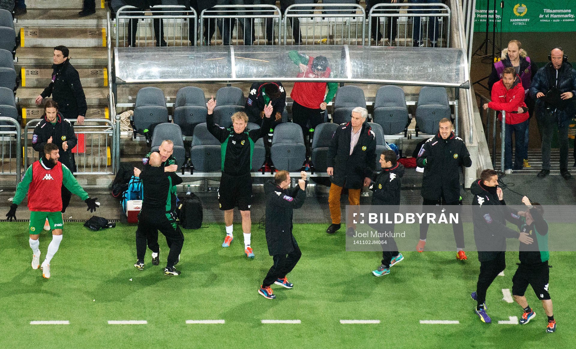 Jubel på Hammarbys bänk vid 1-0-målet