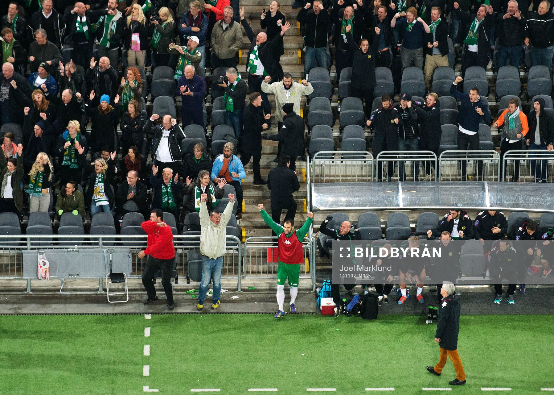 Jubel på Hammarbys bänk vid 2-0-målet