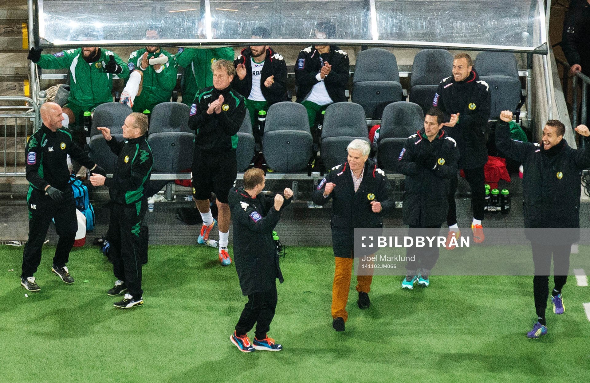 Hammarbys tränare Nanne Bergstrand och andra jublar på