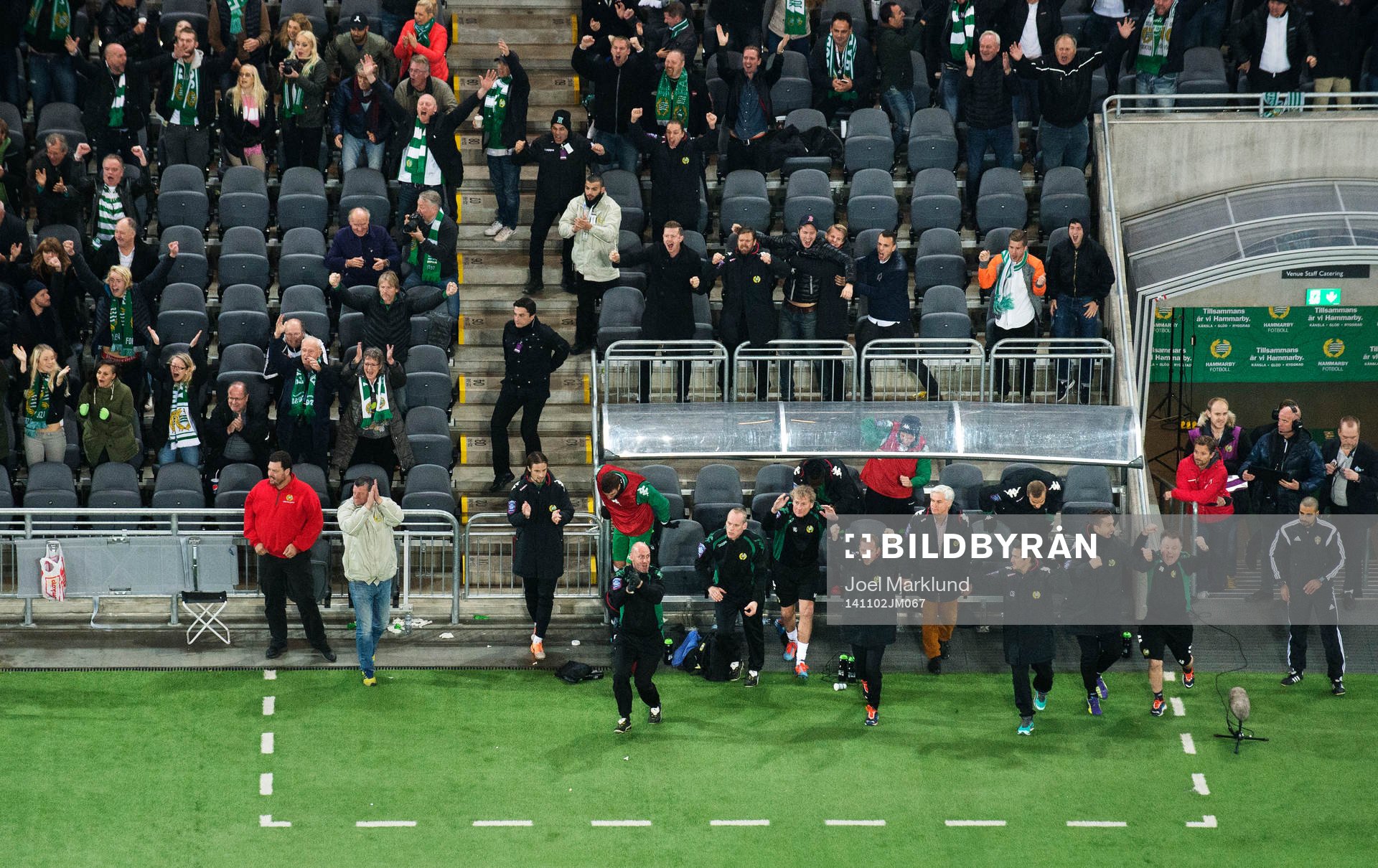 Jubel på Hammarbys bänk vid 1-0-målet under fotbollsmatchen i Superettan mellan Hammarby och Jönköping den 2 november 2014 i Stockholm.