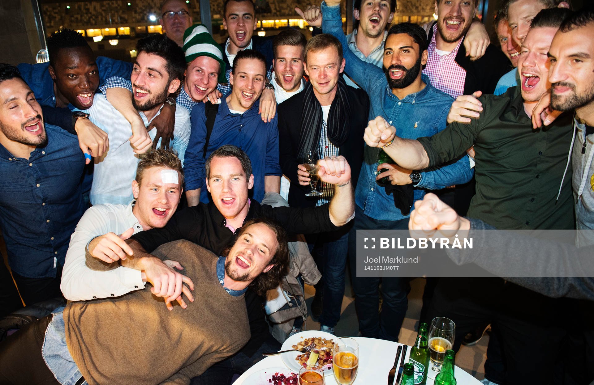Hammarbyspelare jublar på en fest
