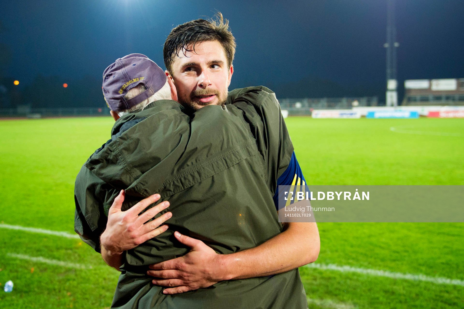 Ängelholms Robin Staaf firar med Lars-Eric Olovsson efter platsen i Superettan säkrats efter fotbollsmatchen i Superettan mellan Ängelholm och Östersund den 2 november 2014 i Ängelholm.