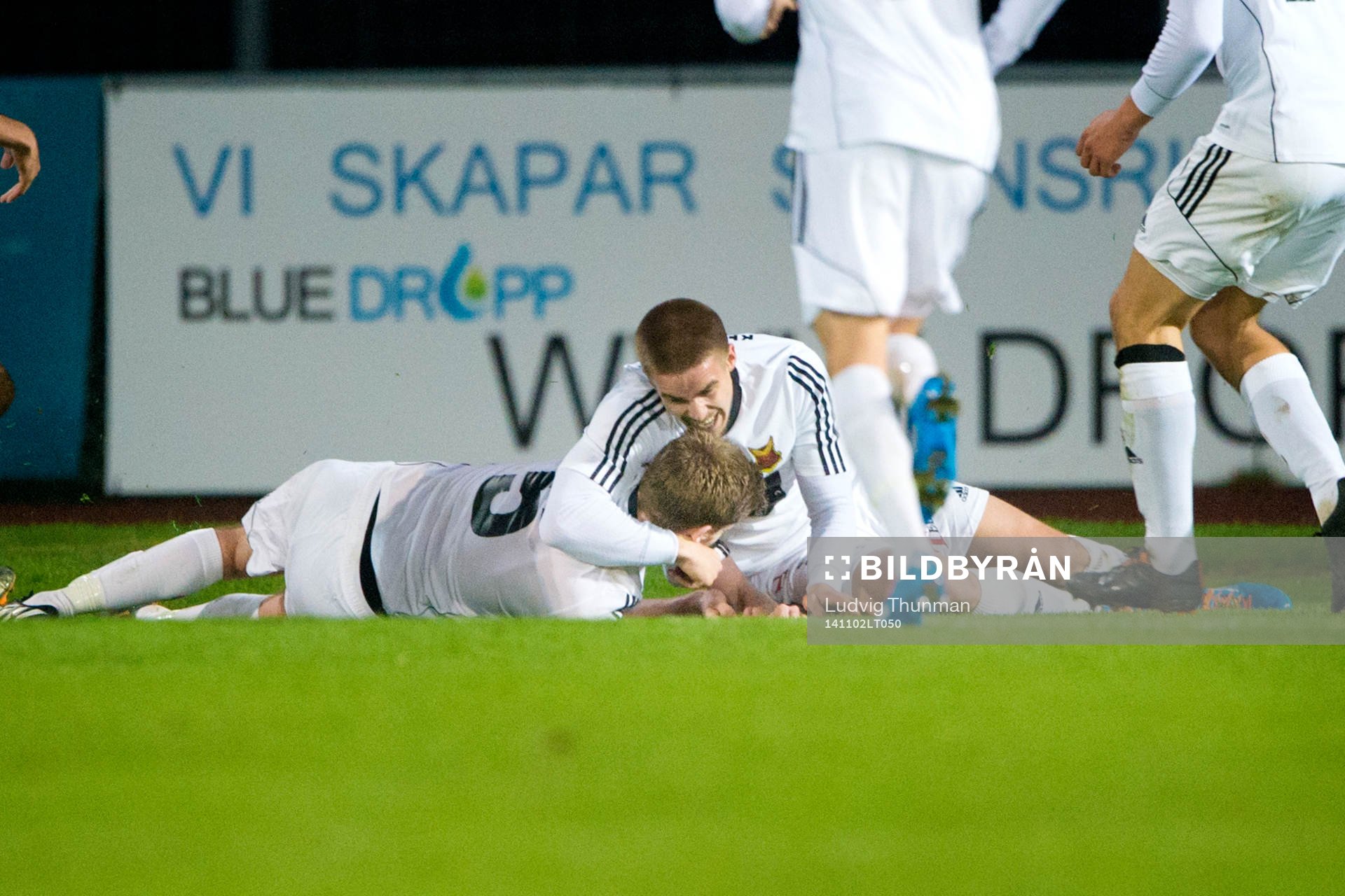 Östersunds James Baldwin kramas om efter han gjort 2-2 under fotbollsmatchen i Superettan mellan Ängelholm och Östersund den 2 november 2014 i Ängelholm.