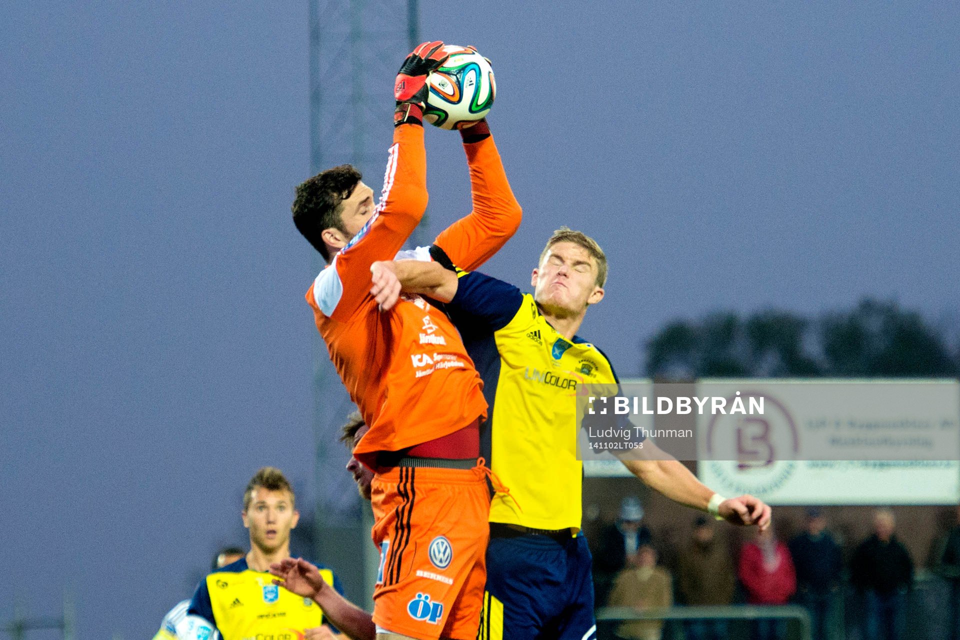Östersunds målvakt Haraldur Björnsson räddar framför Ängelholms Eric Pothast under fotbollsmatchen i Superettan mellan Ängelholm och Östersund den 2 november 2014 i Ängelholm.